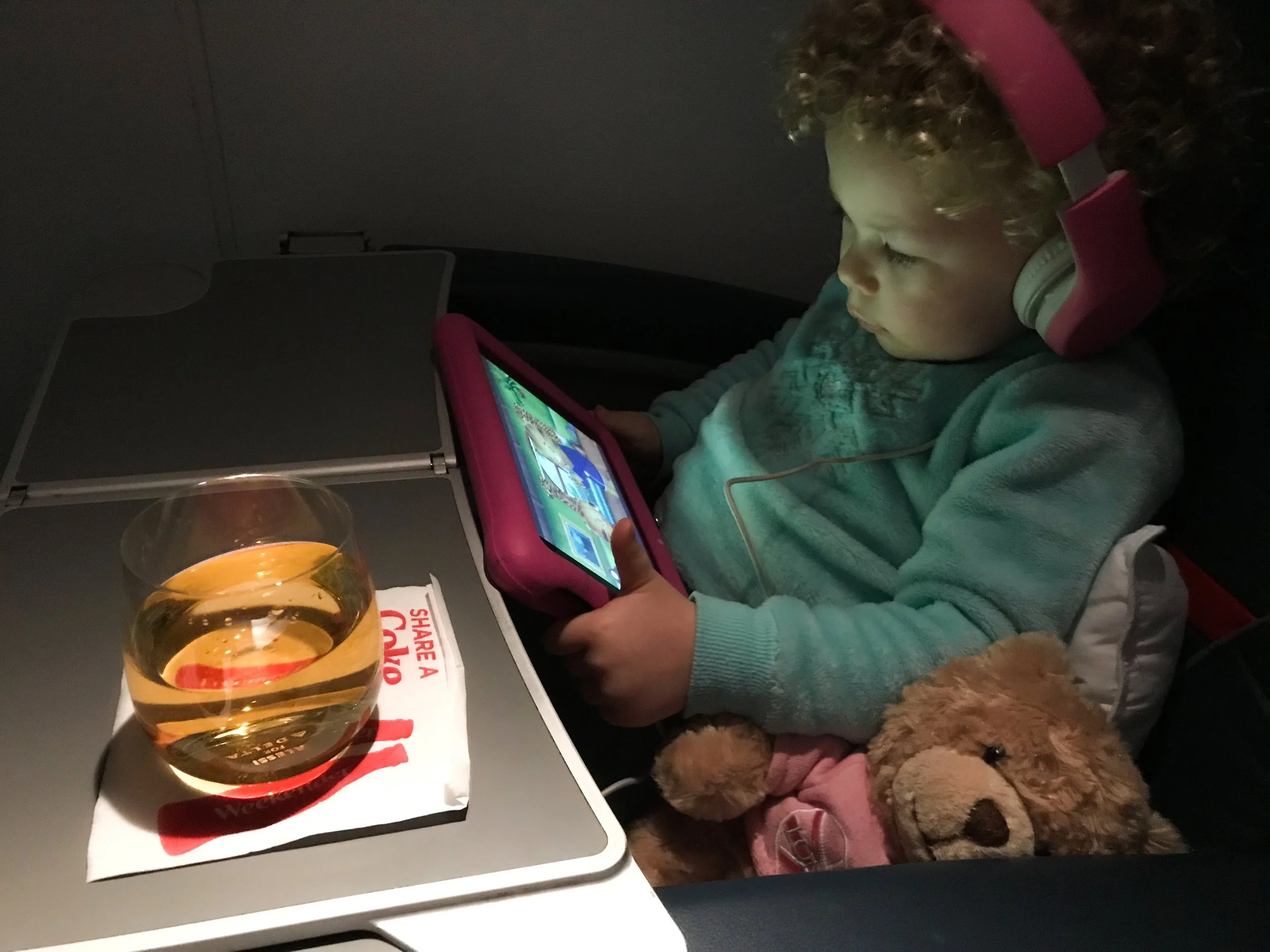 The ERJ-175 doesn’t have IFE screens, but you can stream complimentary content directly to your personal devices.