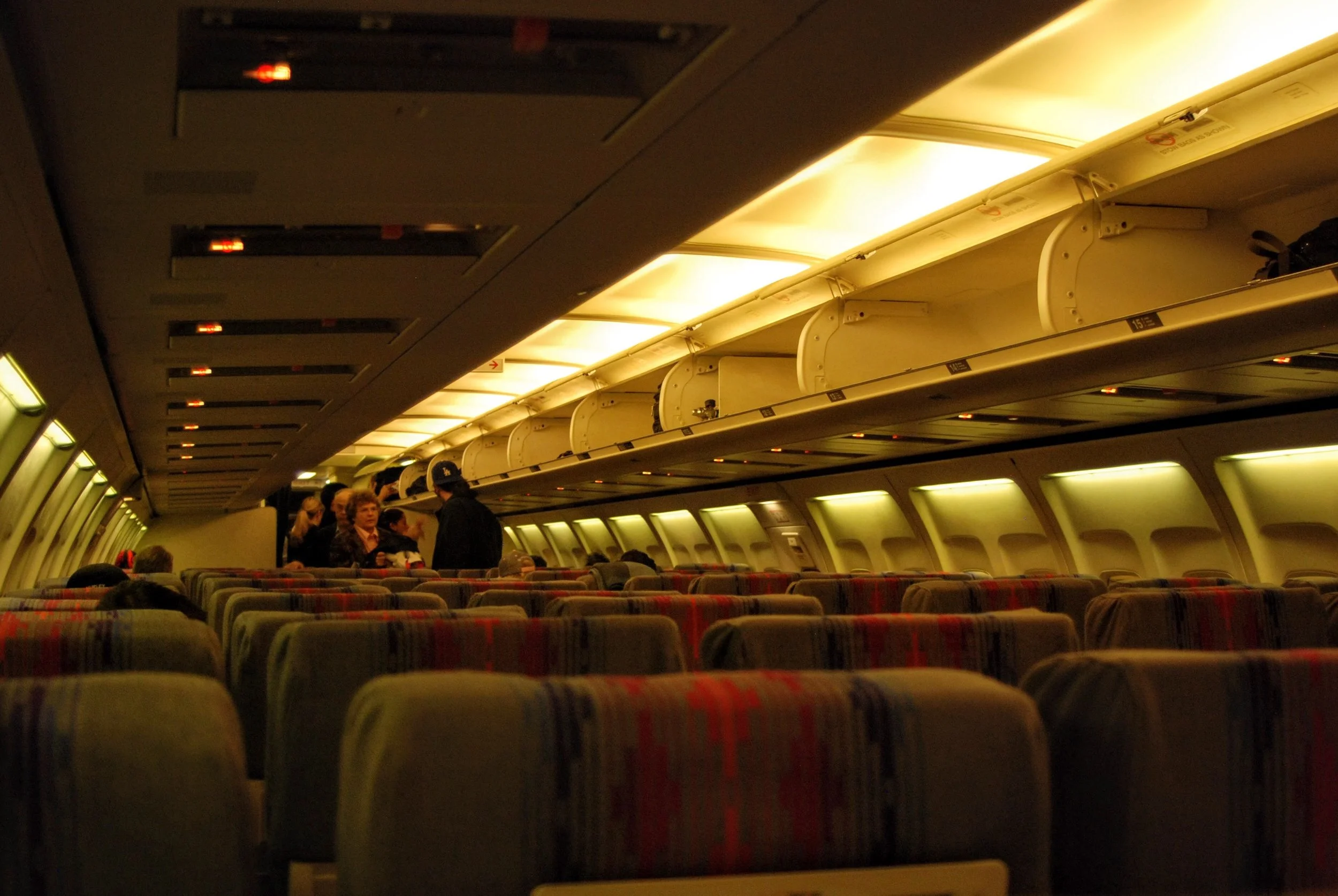 Economy Class cabin of a United 737-300 in 2008.
