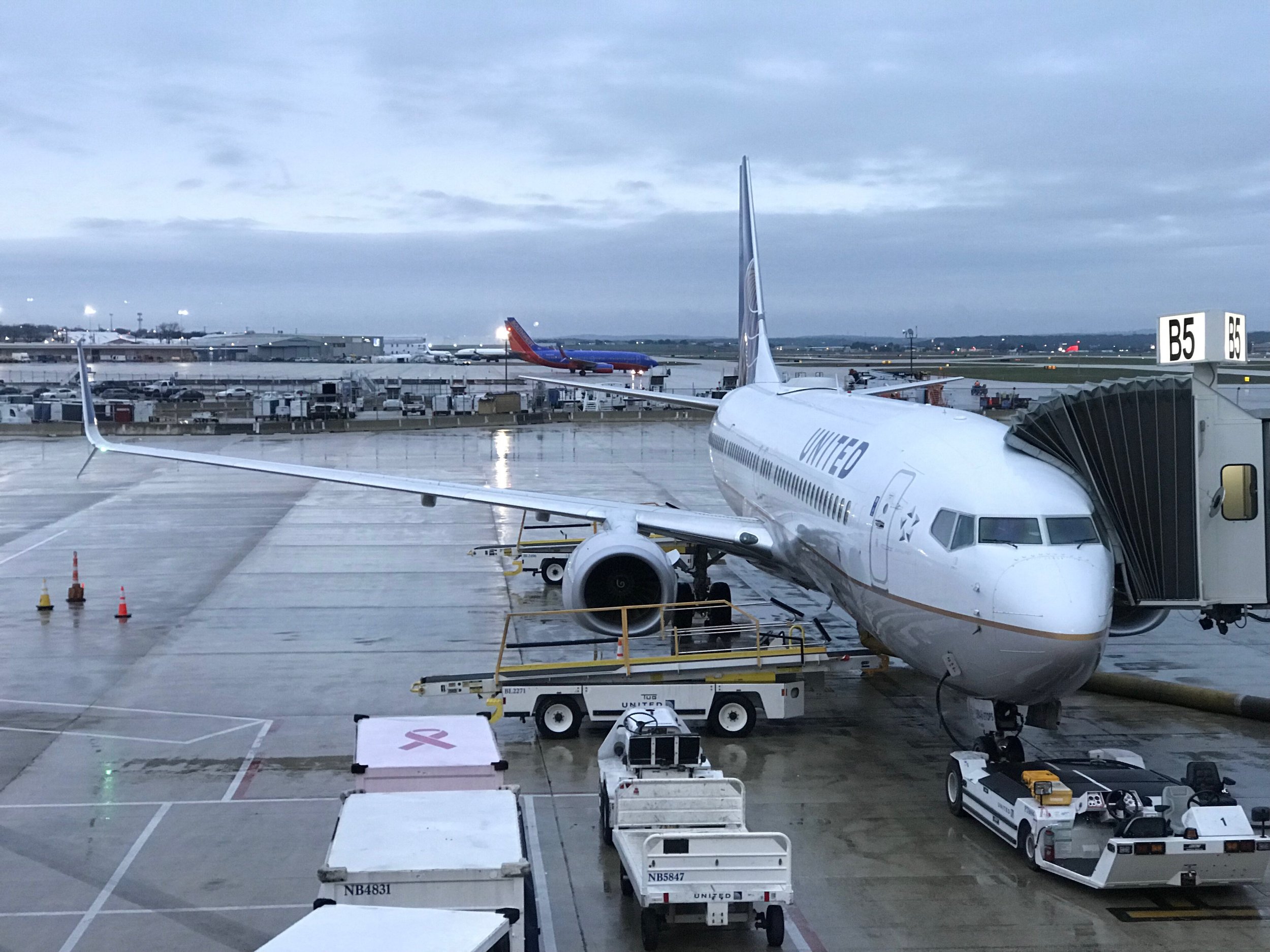 United Economy Plus / 737-900 / San Antonio-Denver — Officer Wayfinder