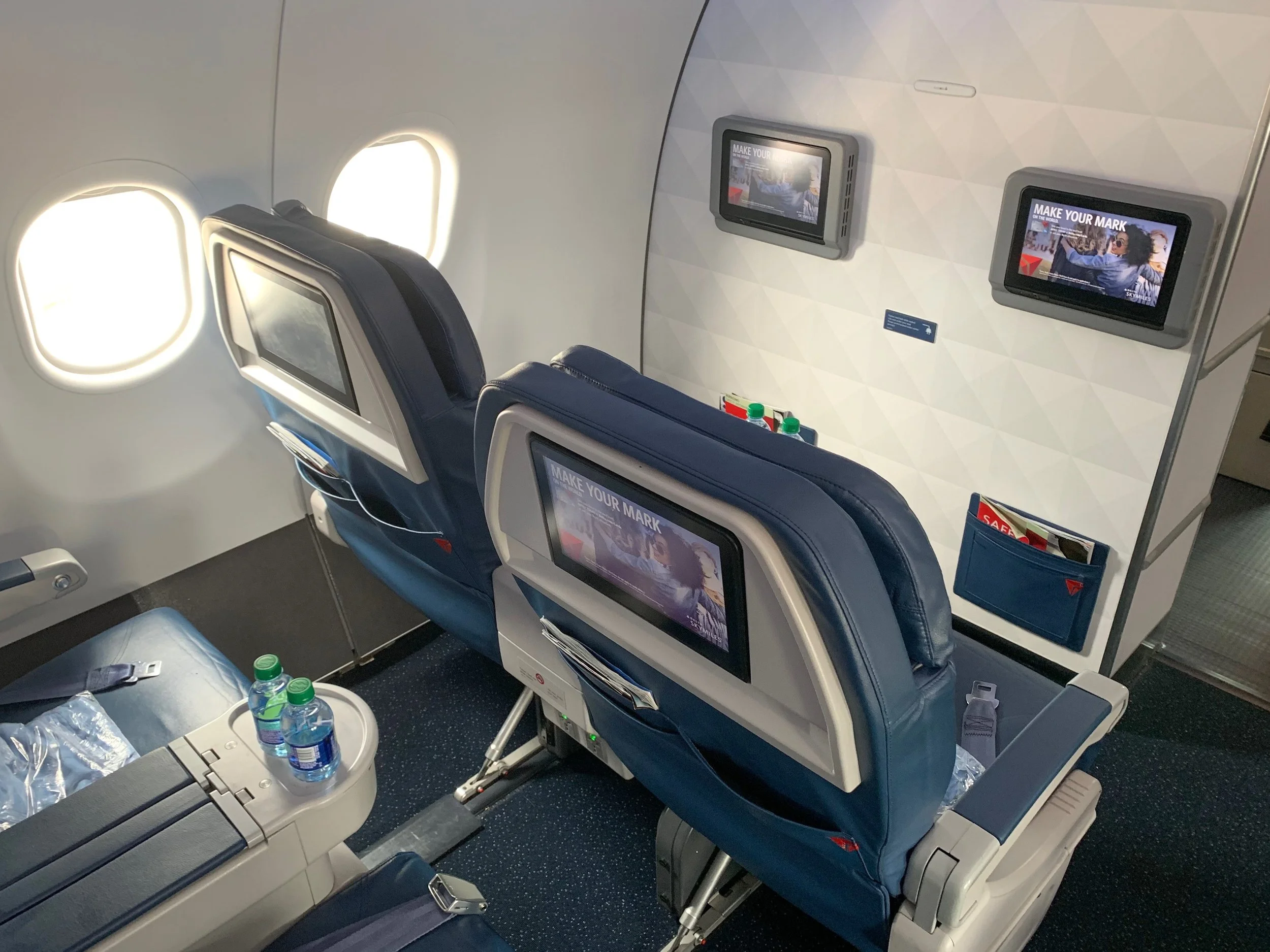 Delta Comfort 717 200 Los Angeles San Francisco Officer