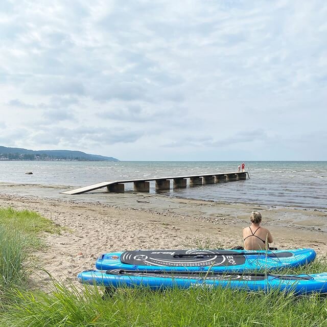 En kopp kaffe p&aring; stranden efter SUP 👌🏻#pensionatneptun #sup #visitbastad