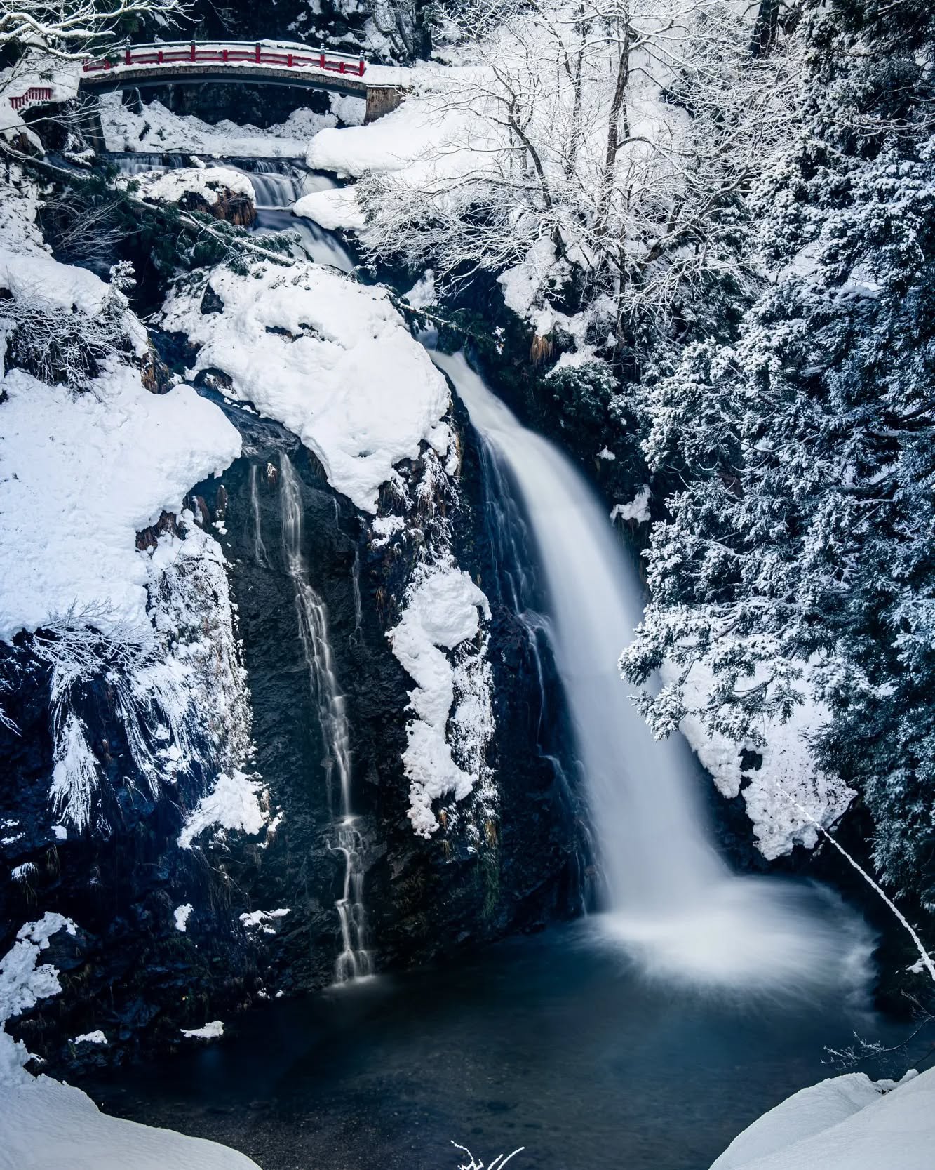 Winter at Shirogane Falls,
Ginzan onsen town, Yamagata prefecture, Japan

#waterfall #travelphotography #jerentanphoto #japanphoto #japantravel #japan #outdoors #winter #snow #visitjapanau #visitjapan