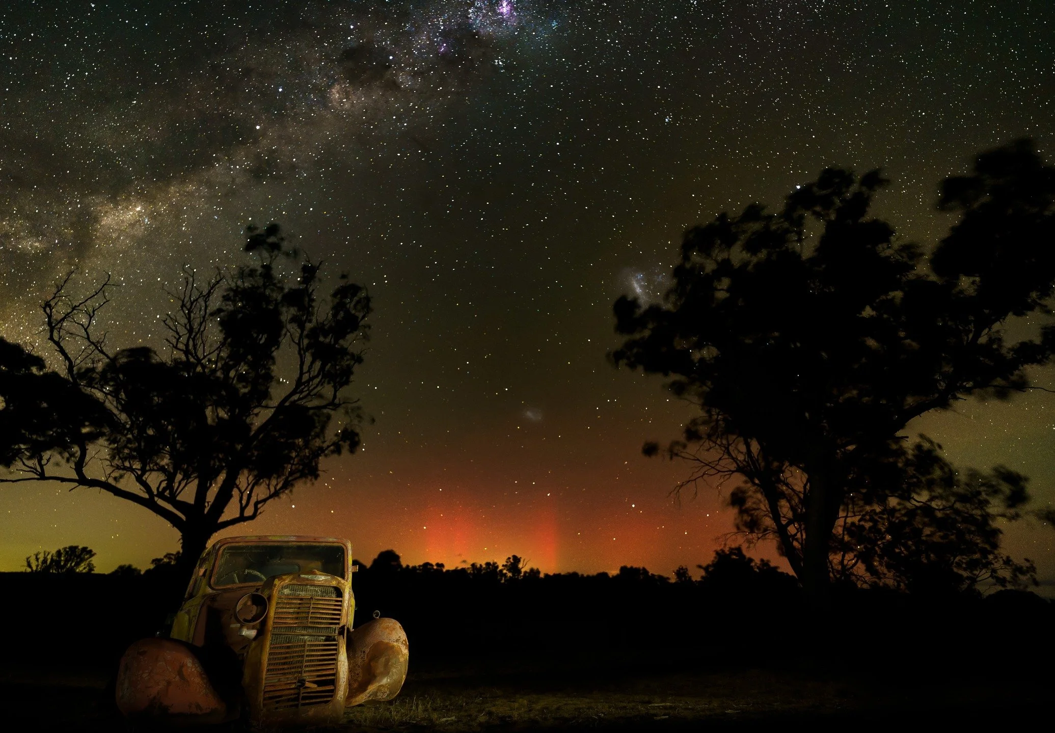Aurora in central Victoria.

I wouldn't have guessed that you'd be able to see small auroras even in the middle of central Victoria. Goes to show what you can actually see when you go somewhere dark.

For those who are wondering, the red in the middl