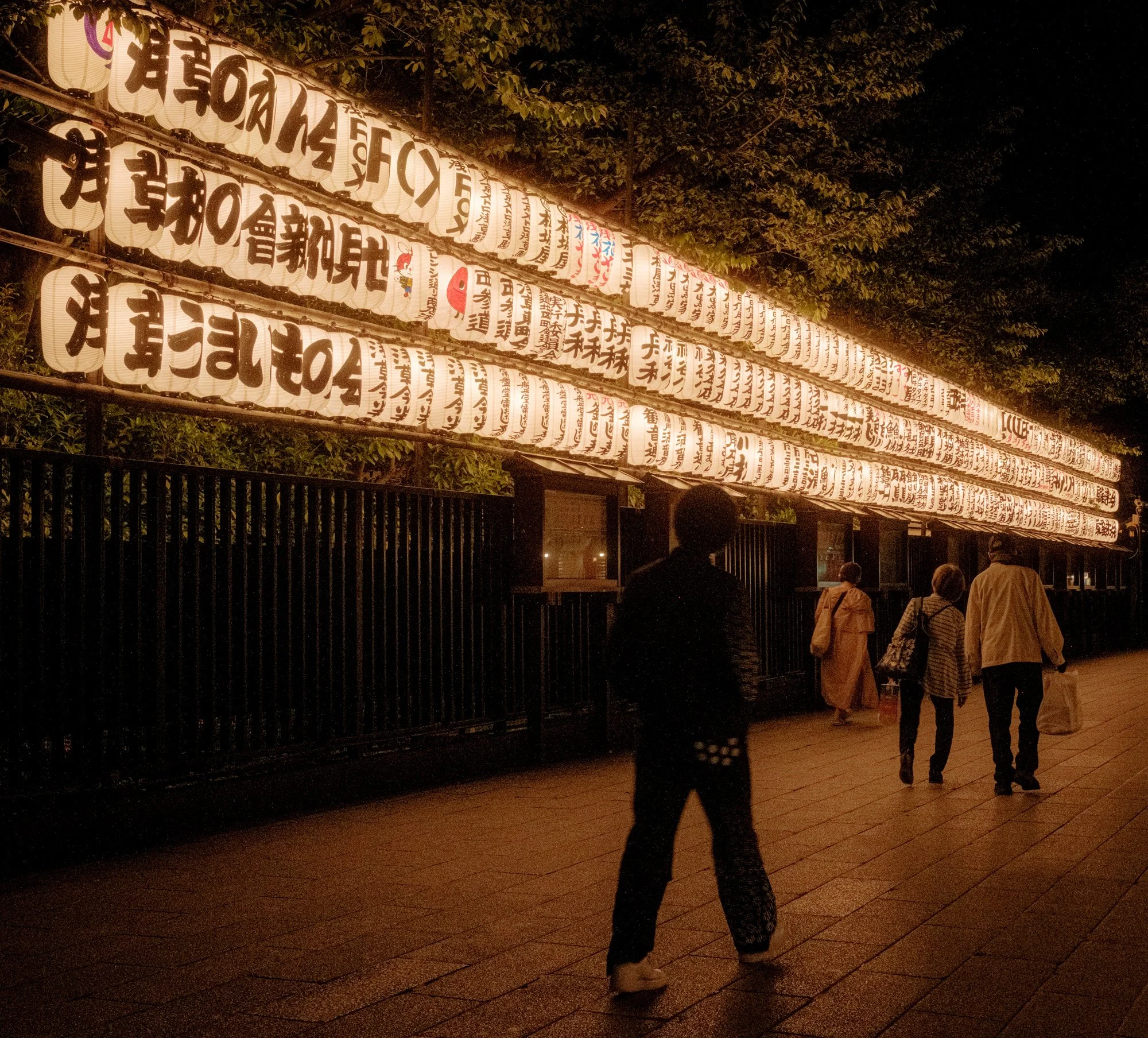 "Lights will guide you home...", Asakusa, Tokyo

Midnight near Senso-ji, lights guide the way.

Fujifilm X-T5, Sigma 10-14 F1.8

 #japan #tokyo #night #nightphotography #streetphotography #TokyoNight #fujixt5 #fujifilmxt5 #greenblooded #sig