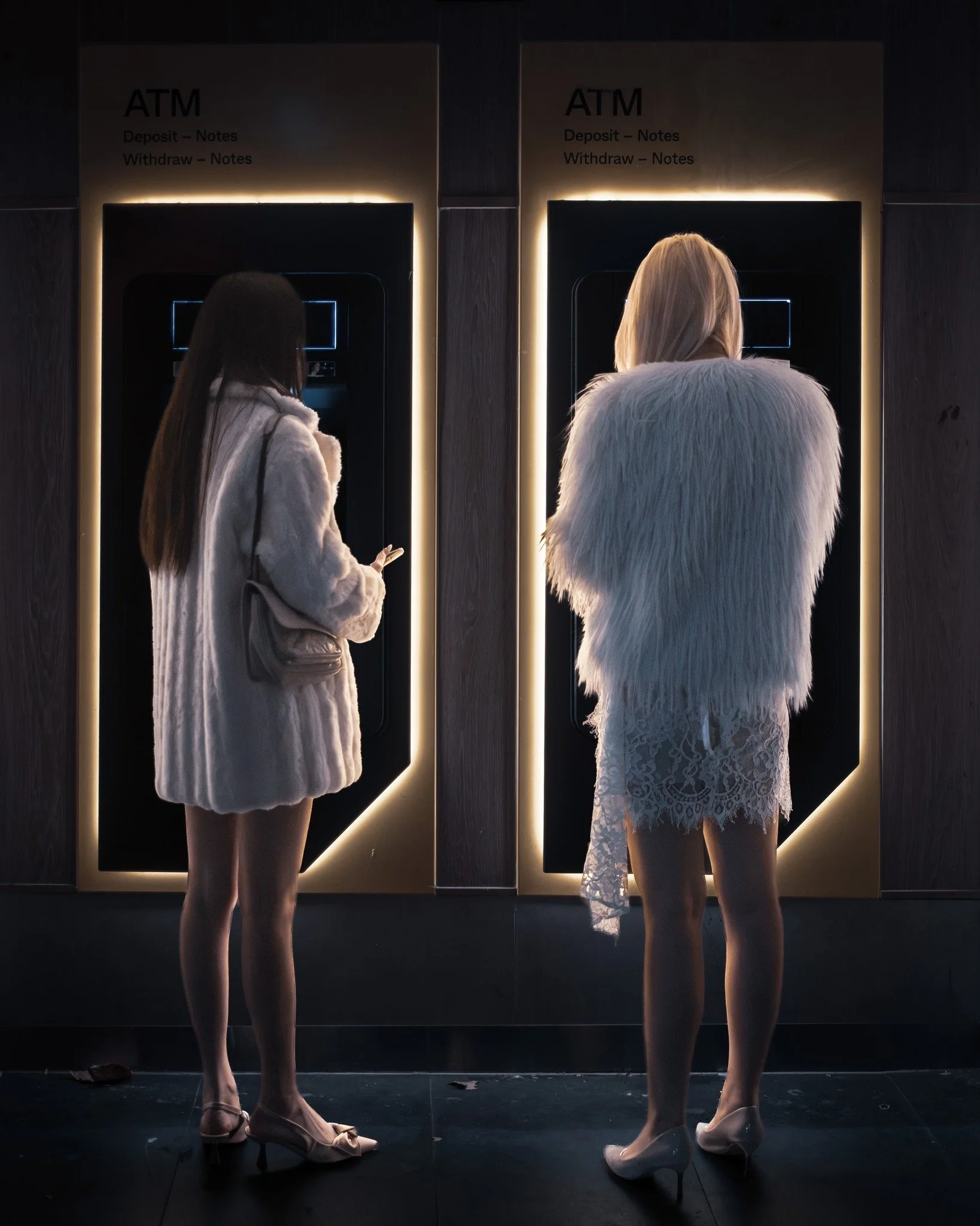 I love how these women are framed by the backlight of the atms. 

A little about the shot:

Last week I headed into the city for a photowalk with my longtime friend @memetic_drift 

It has been years since my last photowalk and I&rsquo;m definitely o