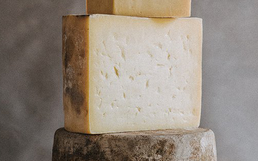 Quickes-Mature-Clothbound-Cheddar-stack_820x.jpg