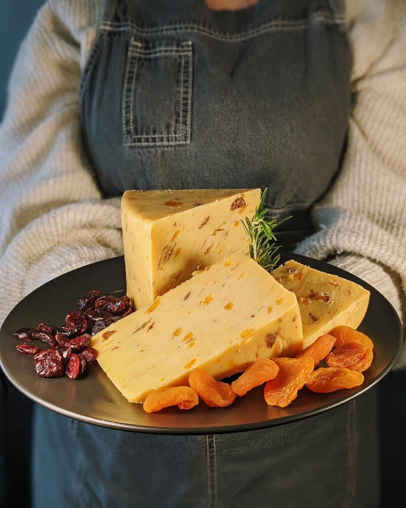 Dried fruits that are used in traditional Moroccan cooking combined with creamy English cheddar.....have we got your attention? 😋

Flavours of apricots, black pepper, crushed red chilli, raisins and paprika take this cheese to the next level. Marrak