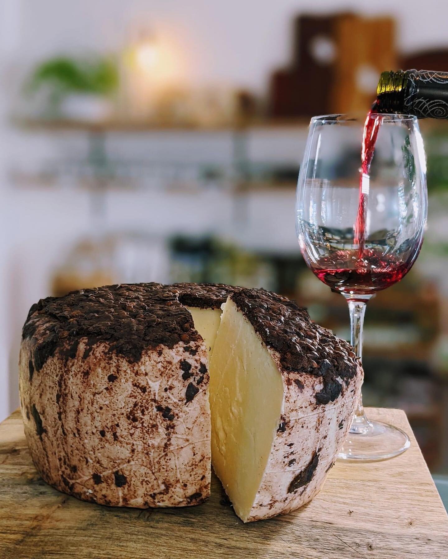 Formaggio Vacca Ubriaco (drunken cheese) is born from the centuries-old custom of hiding the cheese in grape must in order to keep it from the raids of the war. 🍇 Produced in the alpine foothills of Italy, this semi firm cow&rsquo;s milk cheese is s