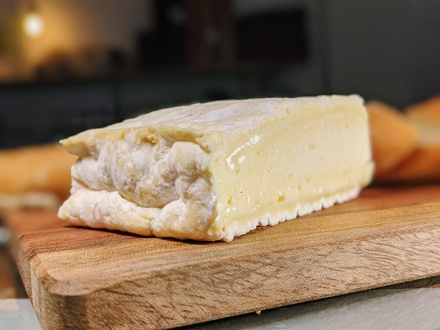 @hallsfamilydairy have been dairy farming for over 100 years 🐄🥛They have the only pure-bred herd of Normande Cows in Australia, which is one of the reasons Halls Suzette is a winner! 😍

This local washed rind cheese has an irresistibly smooth, a c