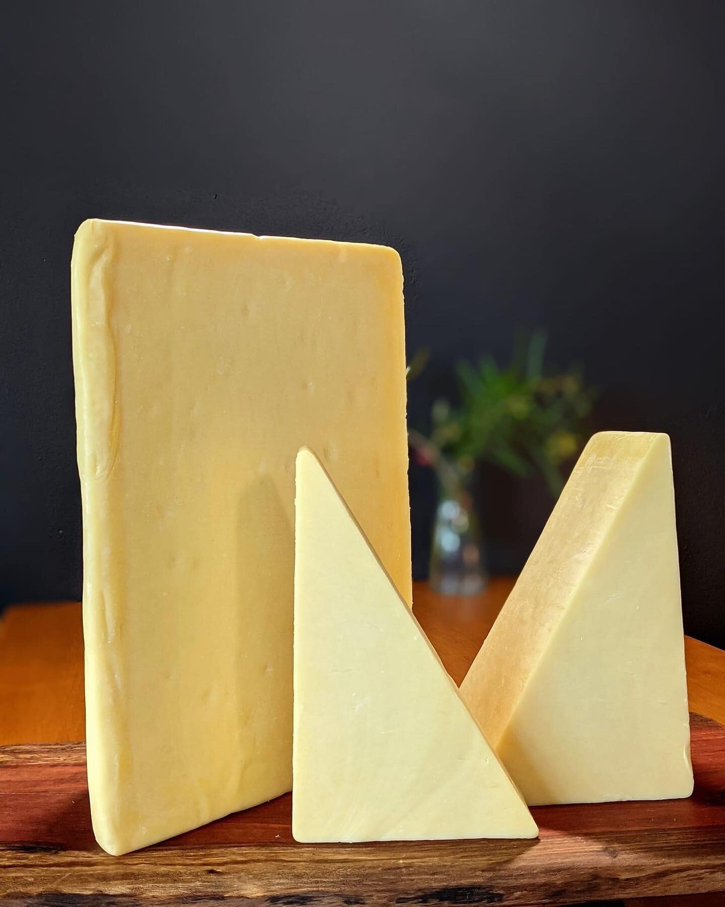 CHEESE OF THE WEEK: Somerset Aged Cheddar 🇬🇧
Using a 100 year-old recipe and after going through a traditional maturation period for no fewer than 15 months, this farmhouse-made cheddar is left with a rich flavour and sharp tang followed by a lasti