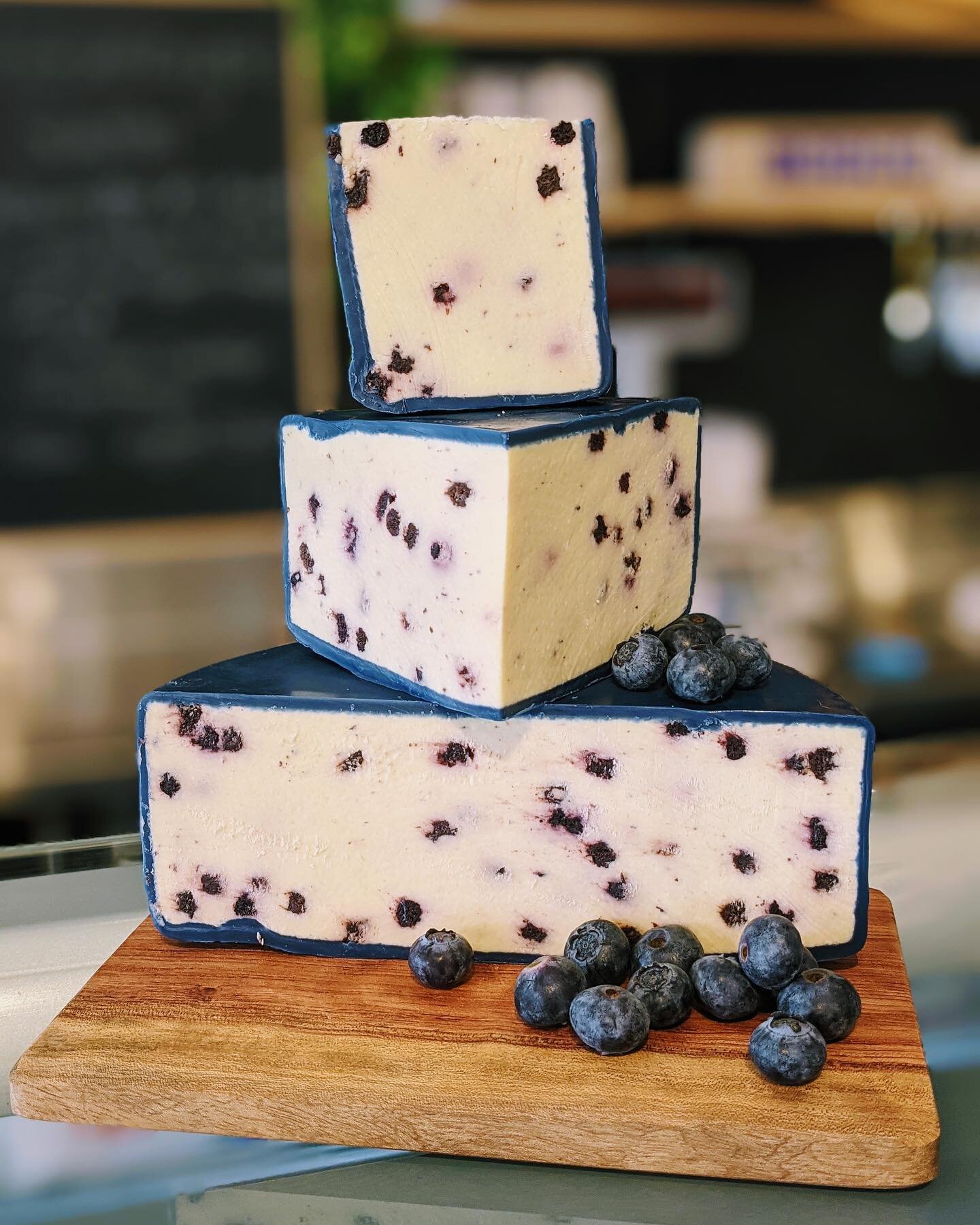 🧀🫐 A very traditional cheese, Wensleydale is one of the oldest British cheeses, records showing Cistercian Monks making it as far back as 1150 😯

Traditionally served with fruit or fruitcake, Wensleydale with Blueberries cuts out the middle man an