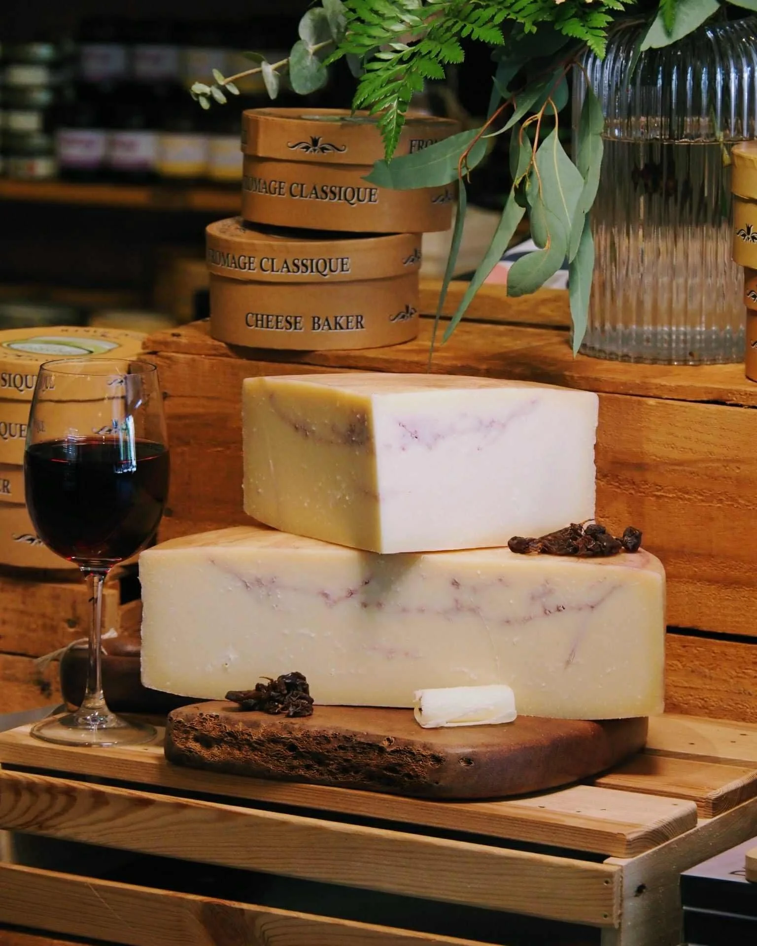 For those who can&rsquo;t choose between wine and cheese&hellip; why not have both? 🍷🧀

Meet Millefoglie al Marzemino, a gorgeous cow&rsquo;s milk cheese made in a small dairy at the foot of the Prosecco Hills in Veneto, Northern Italy 🇮🇹

As it 