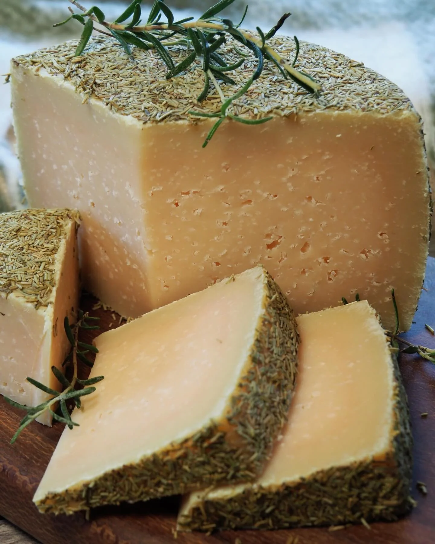 Love grows, where rosemary (sheep cheese) goes 🌿

Aged for 180 days, this artisan sheep&rsquo;s milk cheese from Spain has a gently sweet, toasty richness. The rind is coated in crushed rosemary, giving it warm, herbal flavour without overpowering t