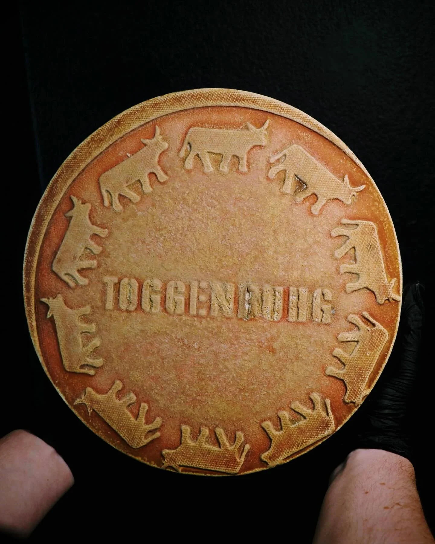 🐄🧀 Meet Toggenburger 🧀🐄

A Swiss semi-hard cheese made from raw cow&rsquo;s milk, with a rounded, nutty flavour and a gently savoury finish. It&rsquo;s wonderfully cresmy and is even speckled with cheese crytsals 🔮

It&rsquo;s easy to spot thank