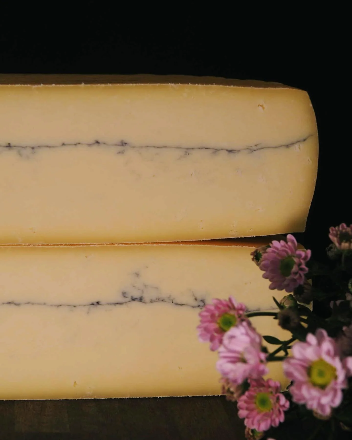 Tom-Tomme by @krislloydartisan has landed in our cabinet just in time for the weekend! 🧀
Mild, slightly nutty with a delicious buttery flavour and texture, Tom-Tomme has a gorgeous line of ash through the centre and melts beautifully. 

Highly recom