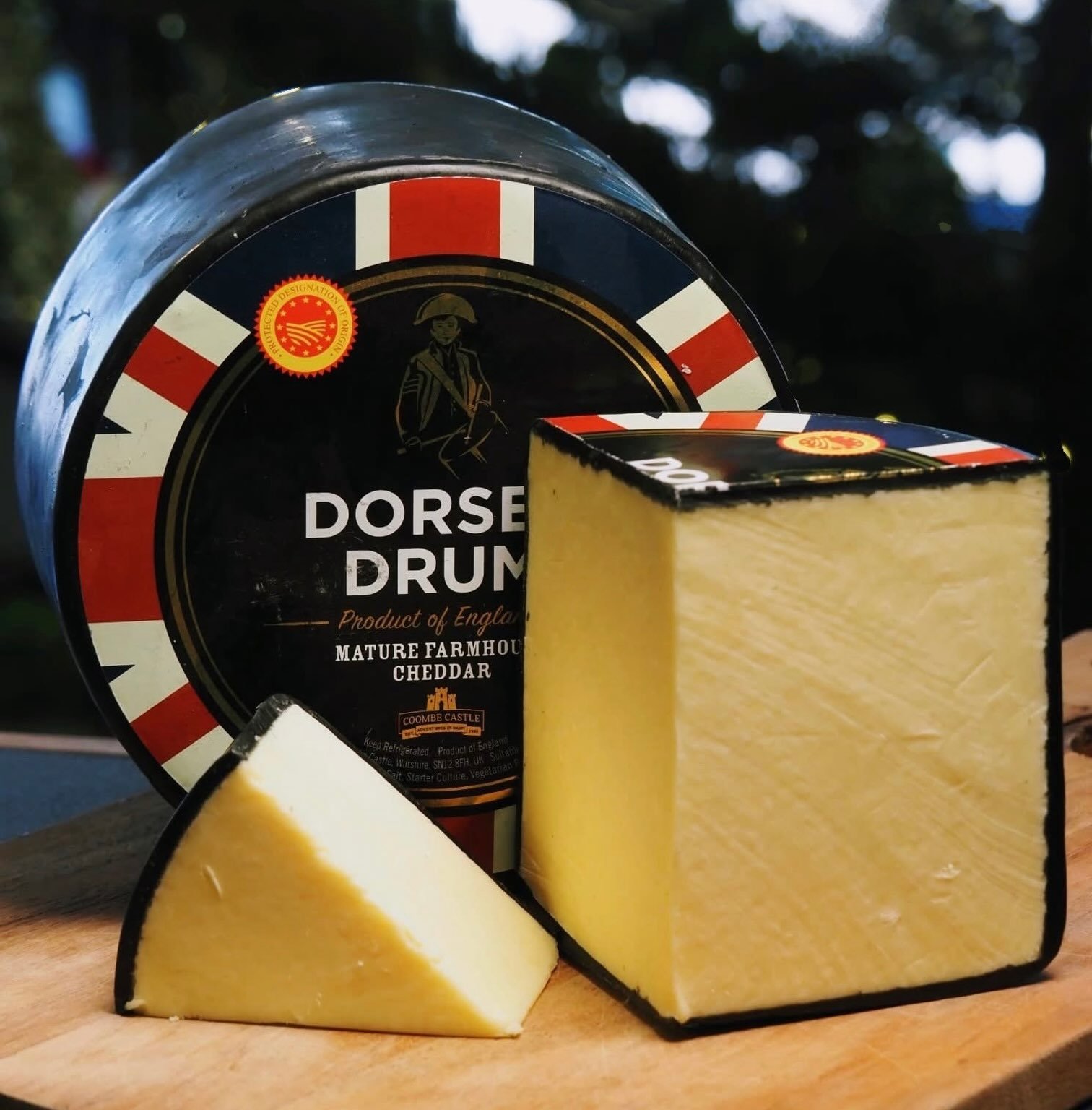 A proper English classic 🇬🇧🧀

Dorset Drum is a bold, mature farmhouse Cheddar with loads of character. Aged for nine months and coated in black wax, it has a beautifully firm texture with a sharp, savoury flavour that Cheddar lovers will love! 🖤
