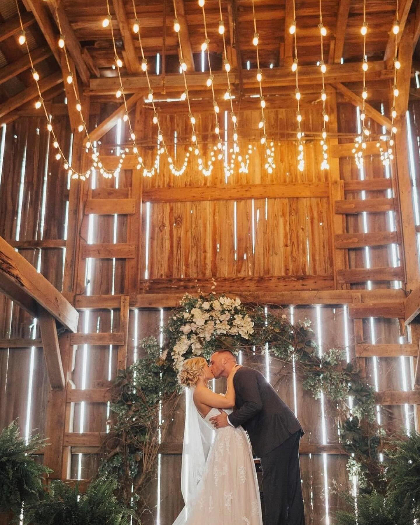 I love when our couples post anniversary pictures and you get to see joy and true happiness all over again. Happy 5year anniversary @lexieeejo! To reserve your big day with us, message/email us to schedule your private tour ❤️#thebarnonboundary #barn