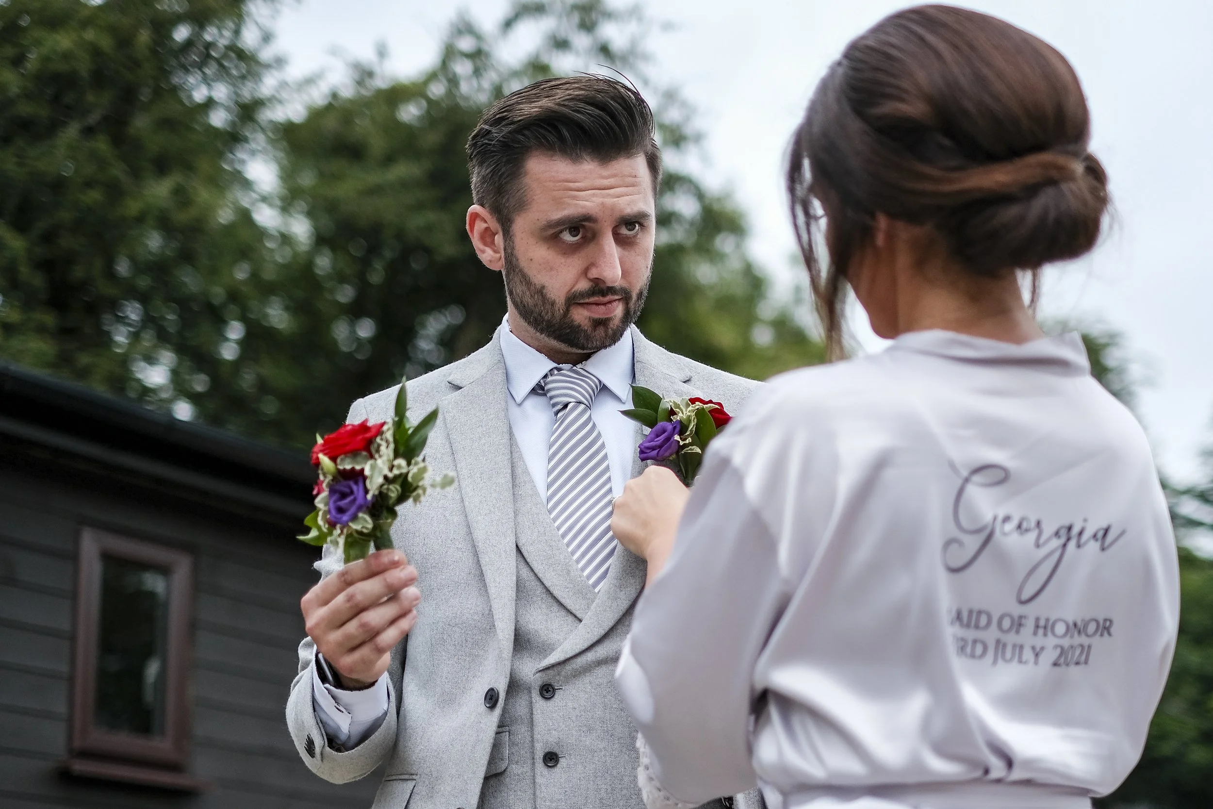 Photo capturing wedding guest preparation routine