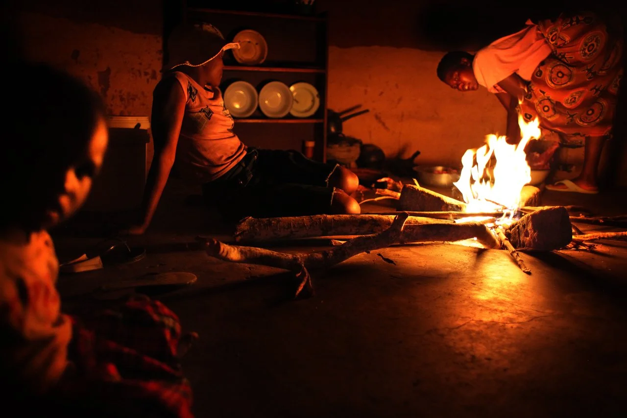  People cook dinner in a hut in a village, located in the region of Bakita in Zimbabwe. The village is about a 40 minute hike from the closest shops. Thousands of Zimbabwean refugees crossed the border to South Africa to escape political turmoil, lac