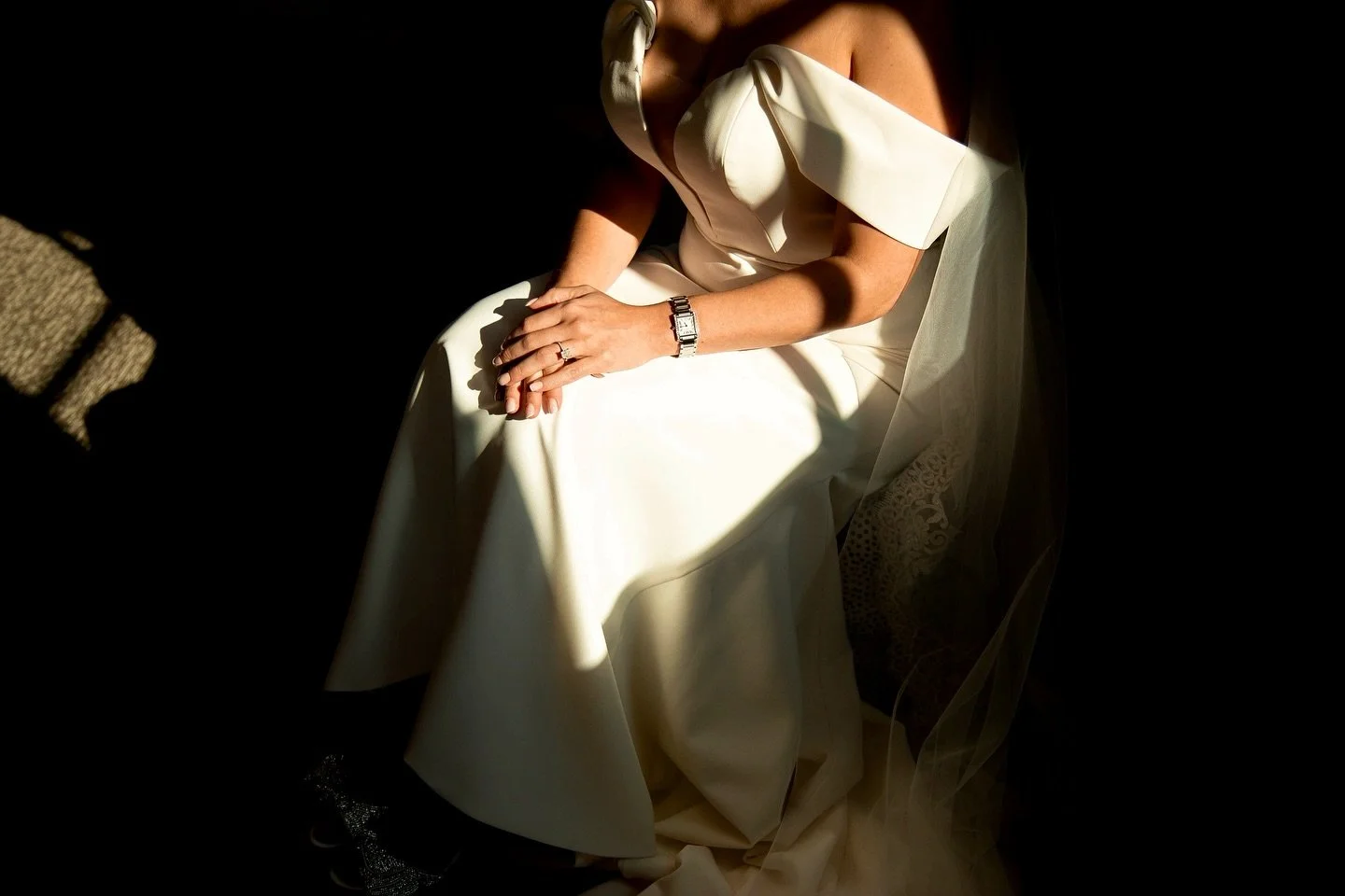 this little gem photographed when the lighting hit so beautifully, moments before walking down the aisle 🖤