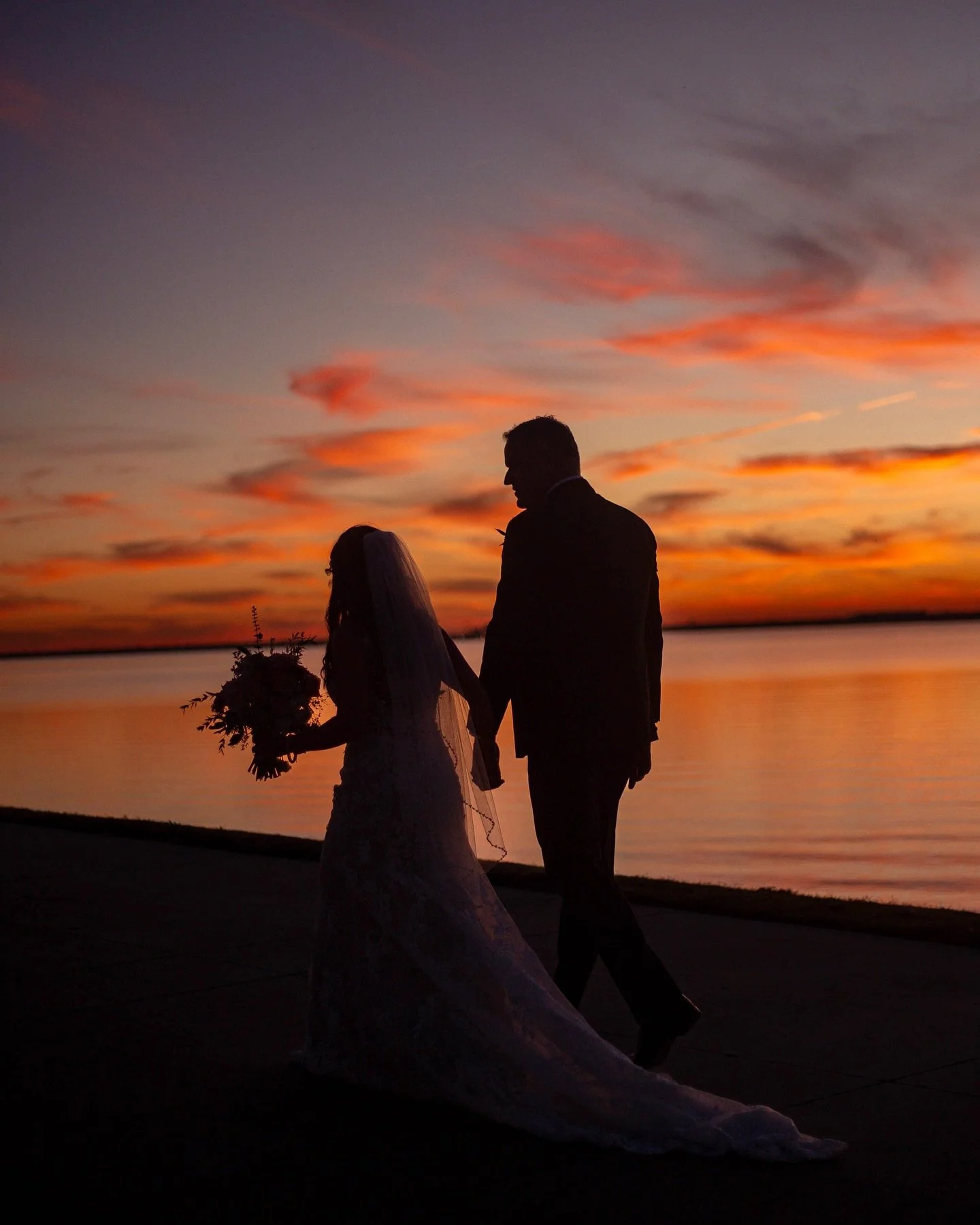 kara &amp; michael&rsquo;s dreamy lakefront wedding with the most beautiful sunset view and lighting 🥹💛