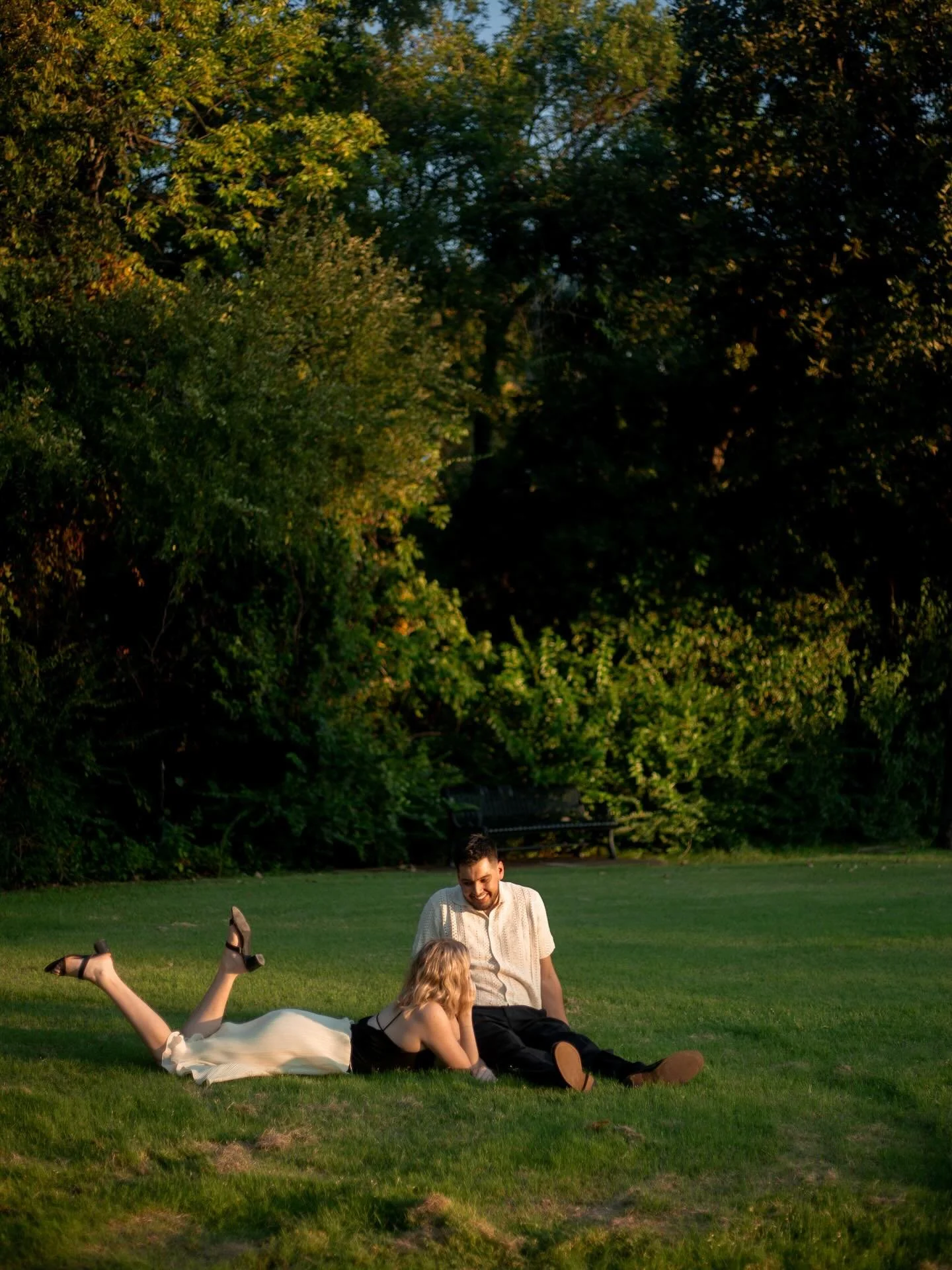 spring is here so that means photoshoots at the park, field and with the blooms at sunset!!! 🌿✨🌞💚