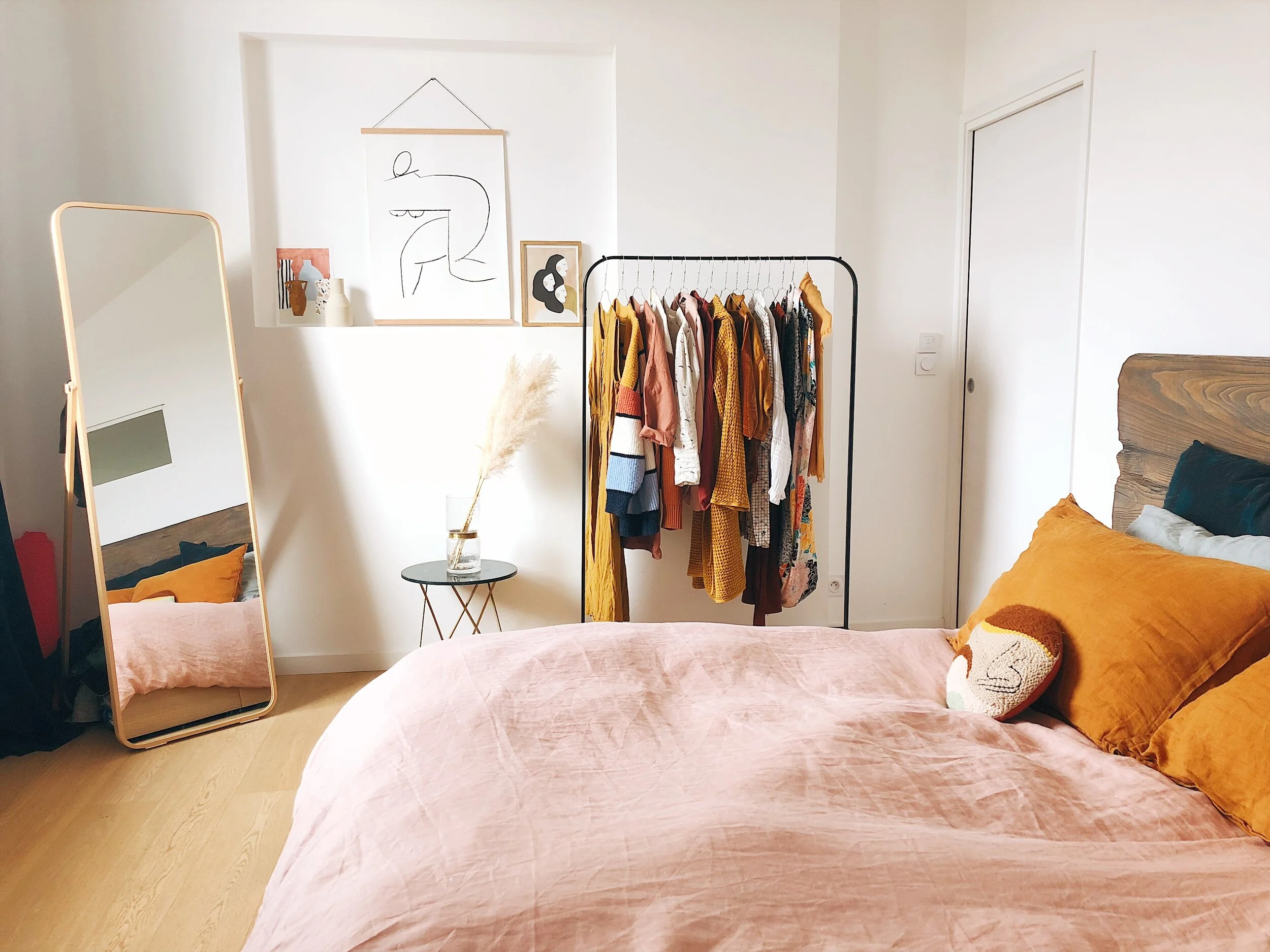 The kind of minimal bedroom decor I wish I could achieve UGH