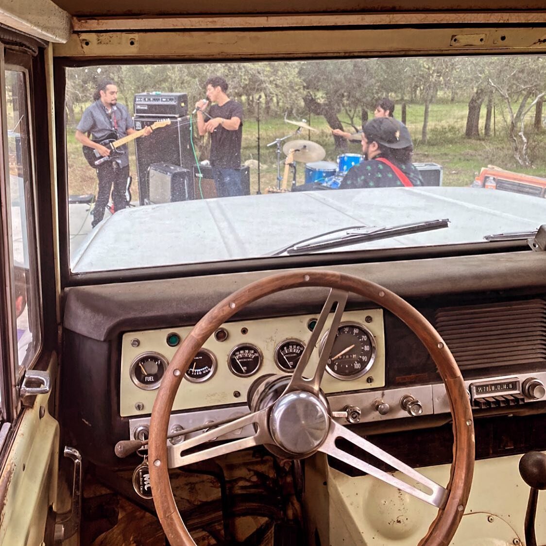 Views from a Scout 800
Band: Nite Time Friends 
This band killed it &amp; rocked for hours at an International Harvester Scout wrench day! 🎸🔧

#vintage4x4 #internationalharvester #livemusic #liveentertainment #liveamigos #nitetime #ih #texas #nitet