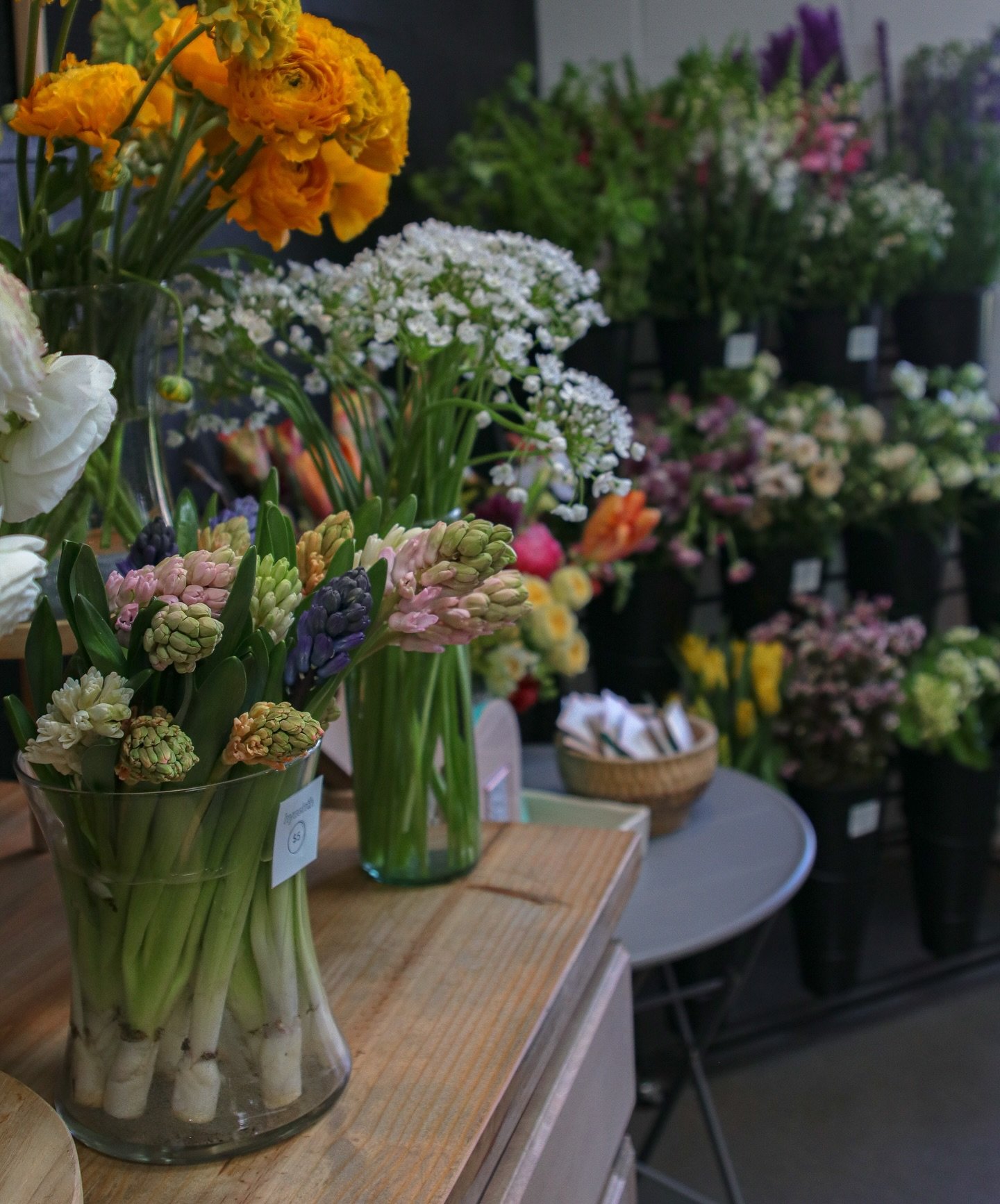 The Flower Bar opens tomorrow, 8:30&ndash;Noon! 🌿Enjoy 50% off all premade bouquets and create something lovely of your own. 
A little floral magic awaits.✨tag a friend below that you need a flower date with 🥰
.
.
.
.
.
.
.
.
.
.
#southbend #southb