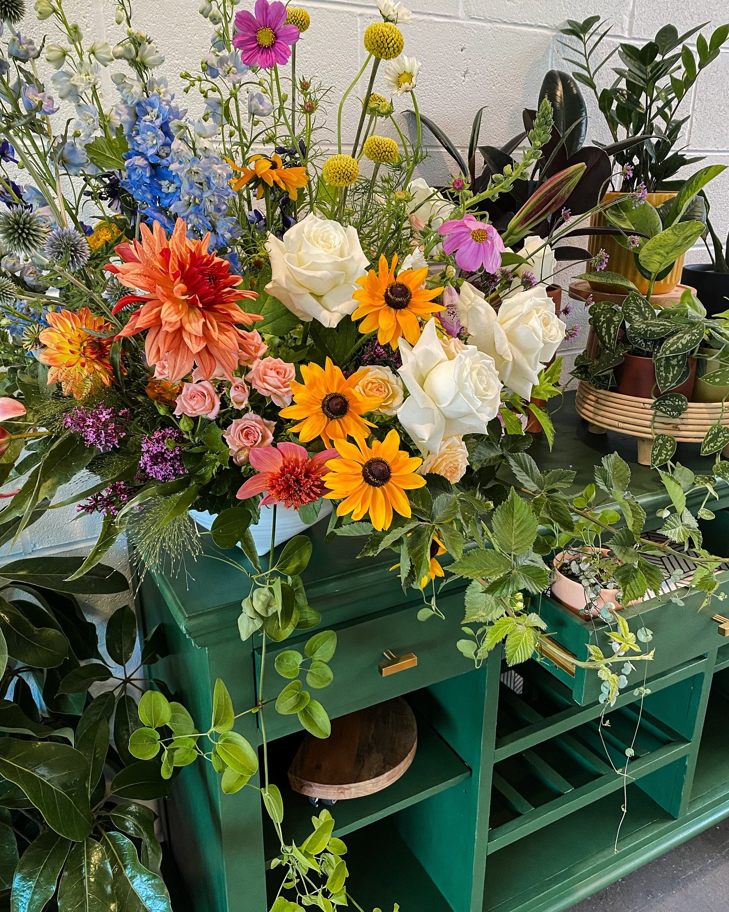 Flower Palette Feature:  Wildflower Mama ✨
🍃This one feels like opening the windows on a rare, warm spring day ✨
🍃As one of our latest additions to our Mother&rsquo;s Day collection, the Wildflower Mama is a vibrant mix of seasonal goodness that br