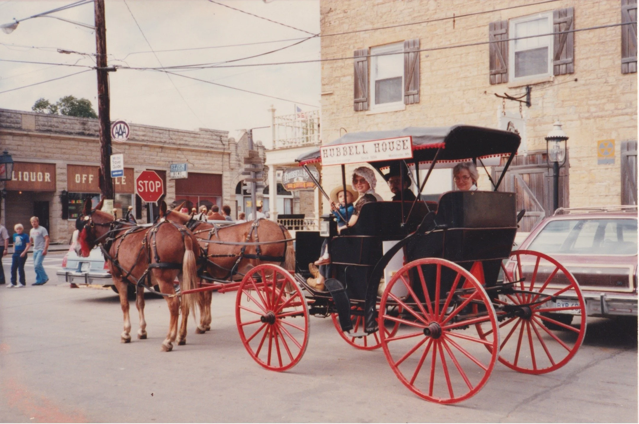 Happy Tuesday! 🐎 Who remembers horse and buggy rides with Lois Nash around @mantorvillemn ?