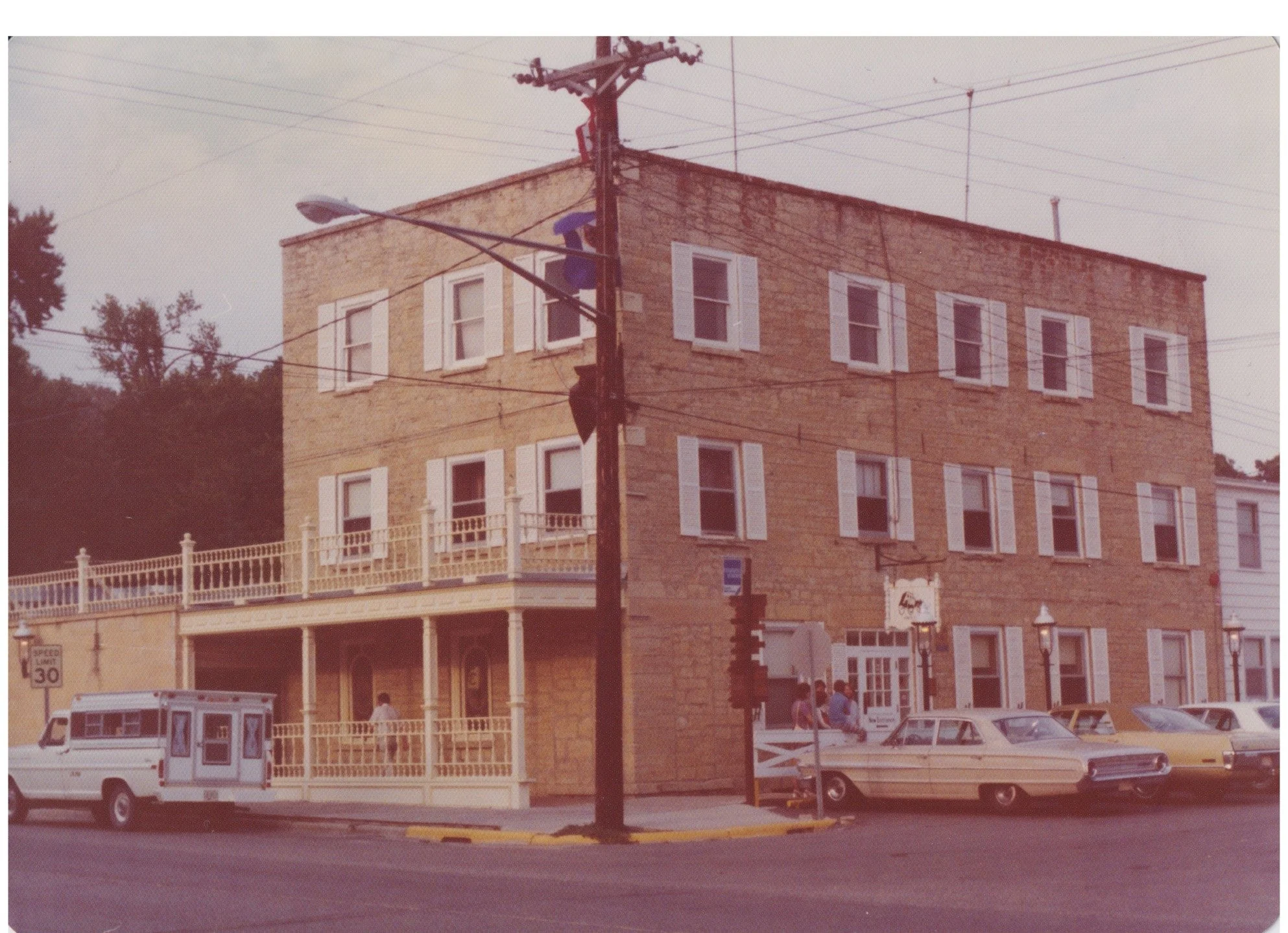 Join us for lunch or dinner today! We are here until 7:30pm. 🍔🍻🍴