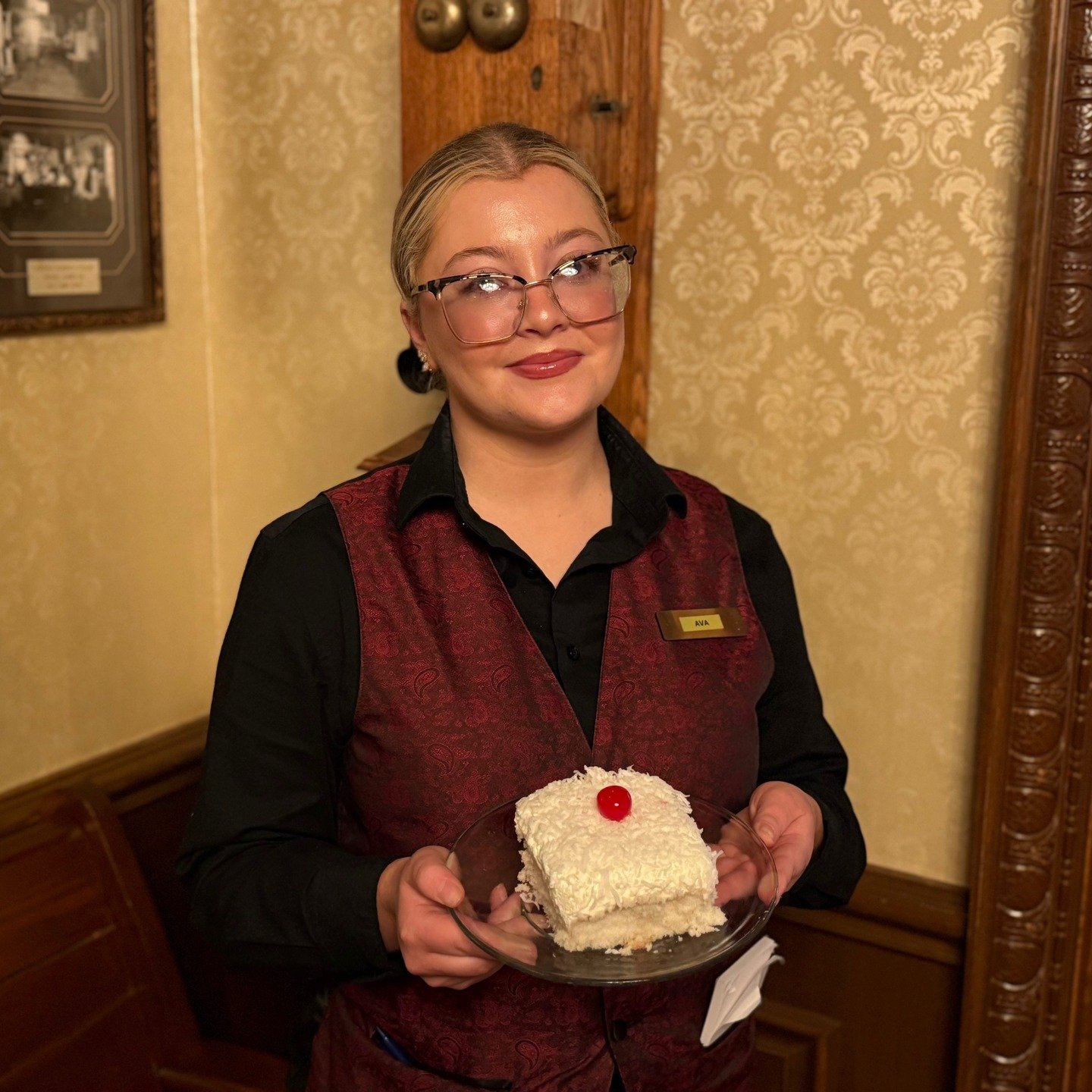 It's officially Easter weekend! We hope to see you all today or tomorrow!🍰🌷💐