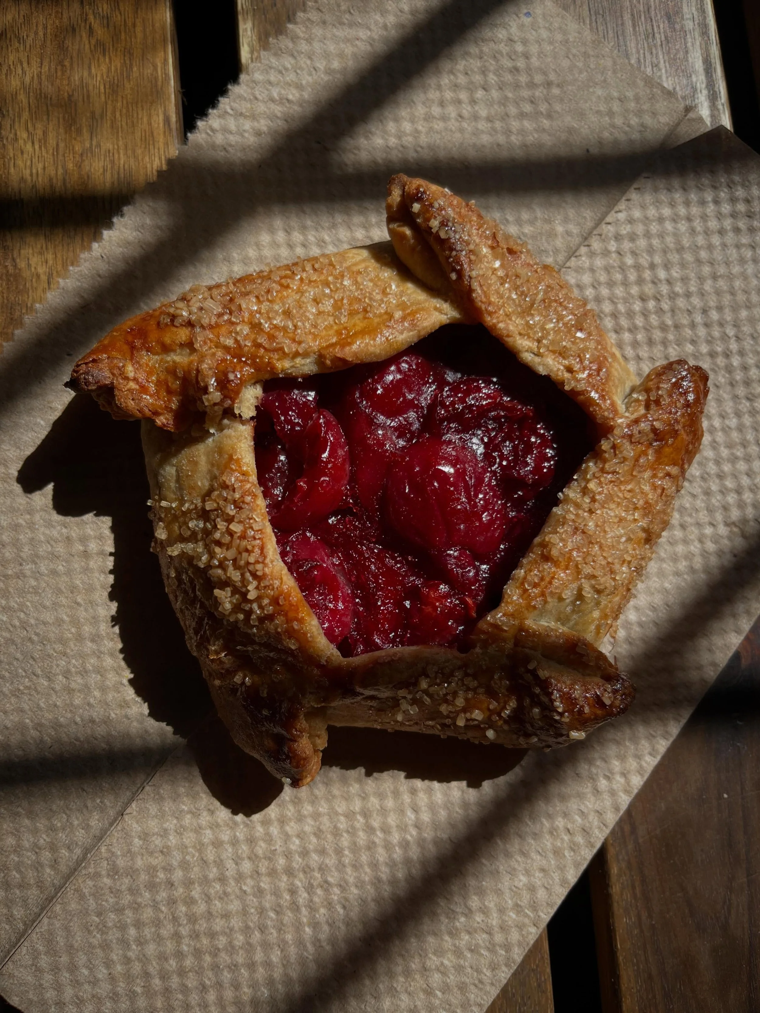 We&rsquo;ll have CHERRY PIE + all the small things this weekend!! Turkey Pesto Sandwich or Scuttlebutt😆

BAGUETTE 
FARM BOULE 
ŞPELT

STRAWBERRY P&Ouml;PPY SCONE
RASPBERRY JAM SCONE
CArDaMoM SNail
CHERRY GALETTE 🙌
CREME FRAICHE RHuBaRb CAKE

PRETZE