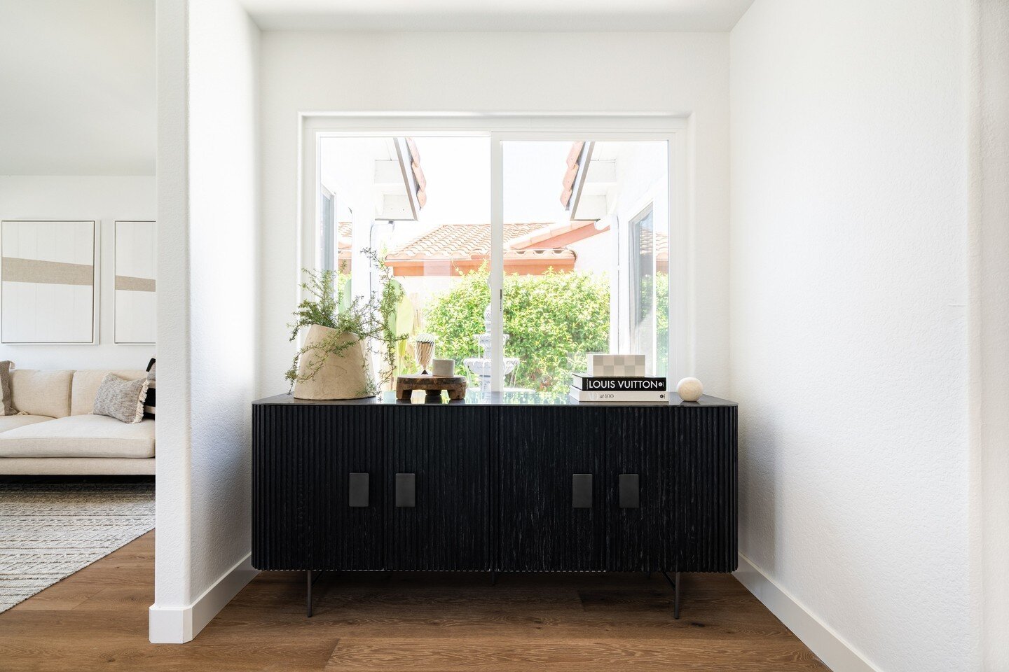 ⁠Another #ShelfieSunday featuring this stunning black oak and bluestone sideboard 😍 Want to shop this look? Tap the 'Shop Our Favorite Pieces' link in our bio or head to ⁠shopltk.com/explore/acacia_and_spruce ⁠
⁠
⁠
⁠
⁠
 📸: @sandiegointeriorphotogra