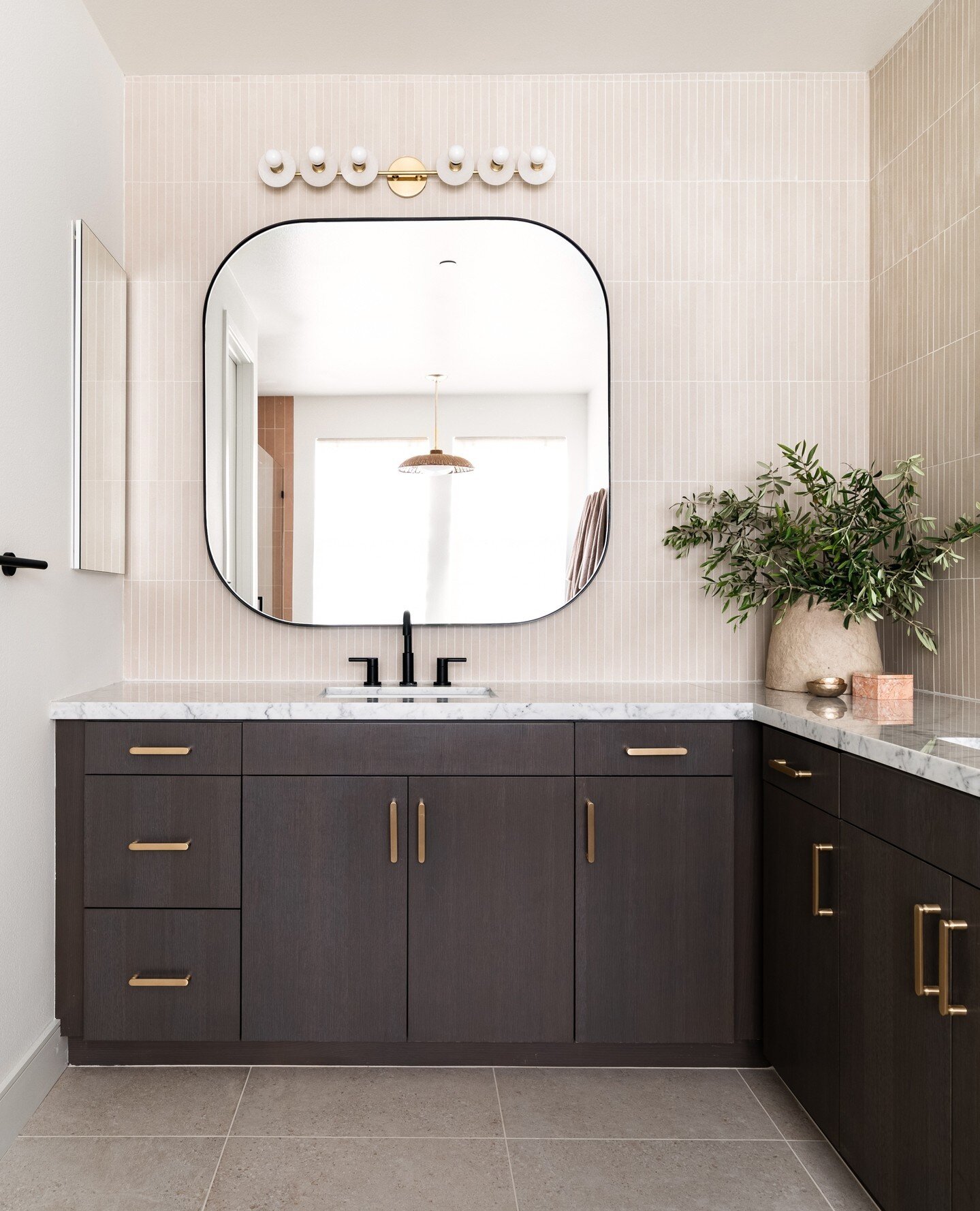 Finished products like these make all the hard work worth it ✨ Contact us today to kickstart that bathroom renovation you've been dreaming about 💭⁠
⁠
⁠
⁠
⁠
📸: @sandiegointeriorphotography⁠
⁠
⁠
⁠
⁠
#kenmarwayproject #sandiego #interiorinspo #myseaso