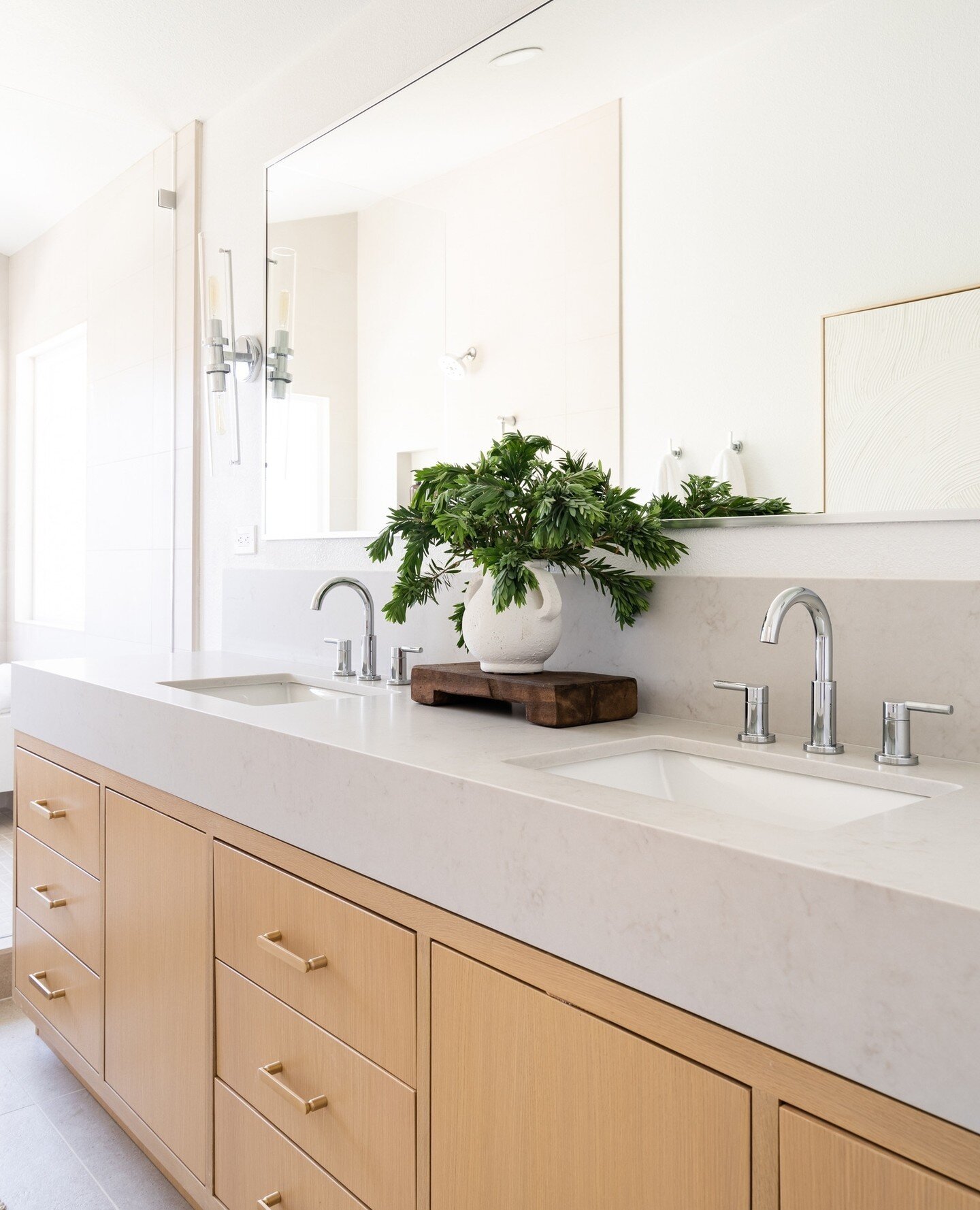 A calming primary bathroom escape with clean lines and neutral colors 🤌⁠
⁠
⁠
⁠
⁠
⁠
📸: @sandiegointeriorphotography⁠
⁠
⁠
⁠
⁠
#avenidasivritaproject #sandiego #interiorinspo #myseasonalstyling #interiorforall #interiorinspiration #interiorstyle #inte