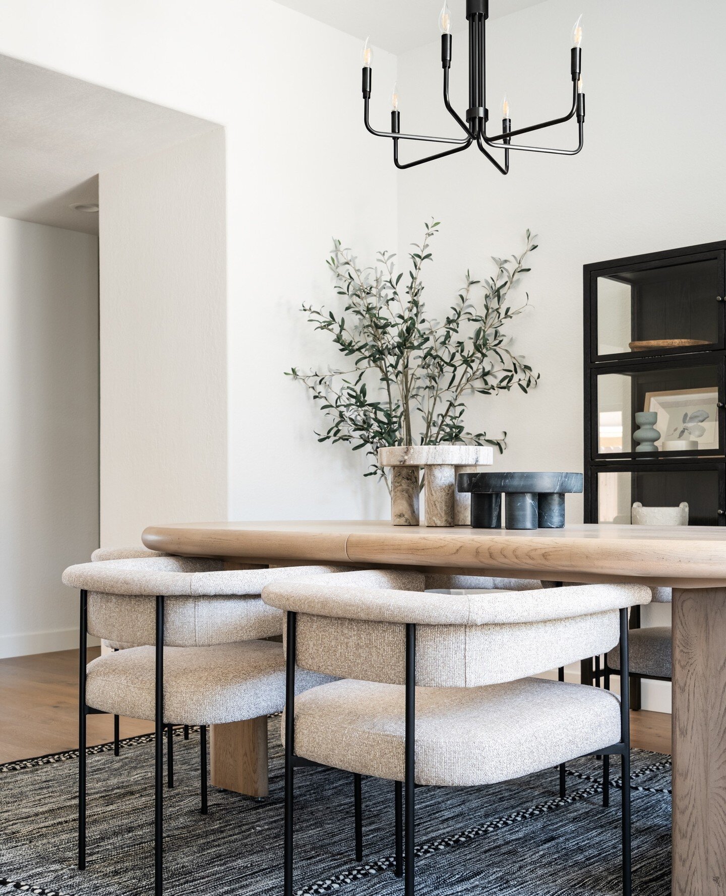 These beautifully sculpted iron-framed dining chairs are the perfect statement piece for this modern dining room. ⁠
⁠
⁠
⁠
⁠
⁠
📸: @sandiegointeriorphotography⁠
⁠
⁠
⁠
⁠
#avenidasivritaproject #sandiego #interiorinspo #myseasonalstyling #interiorforall