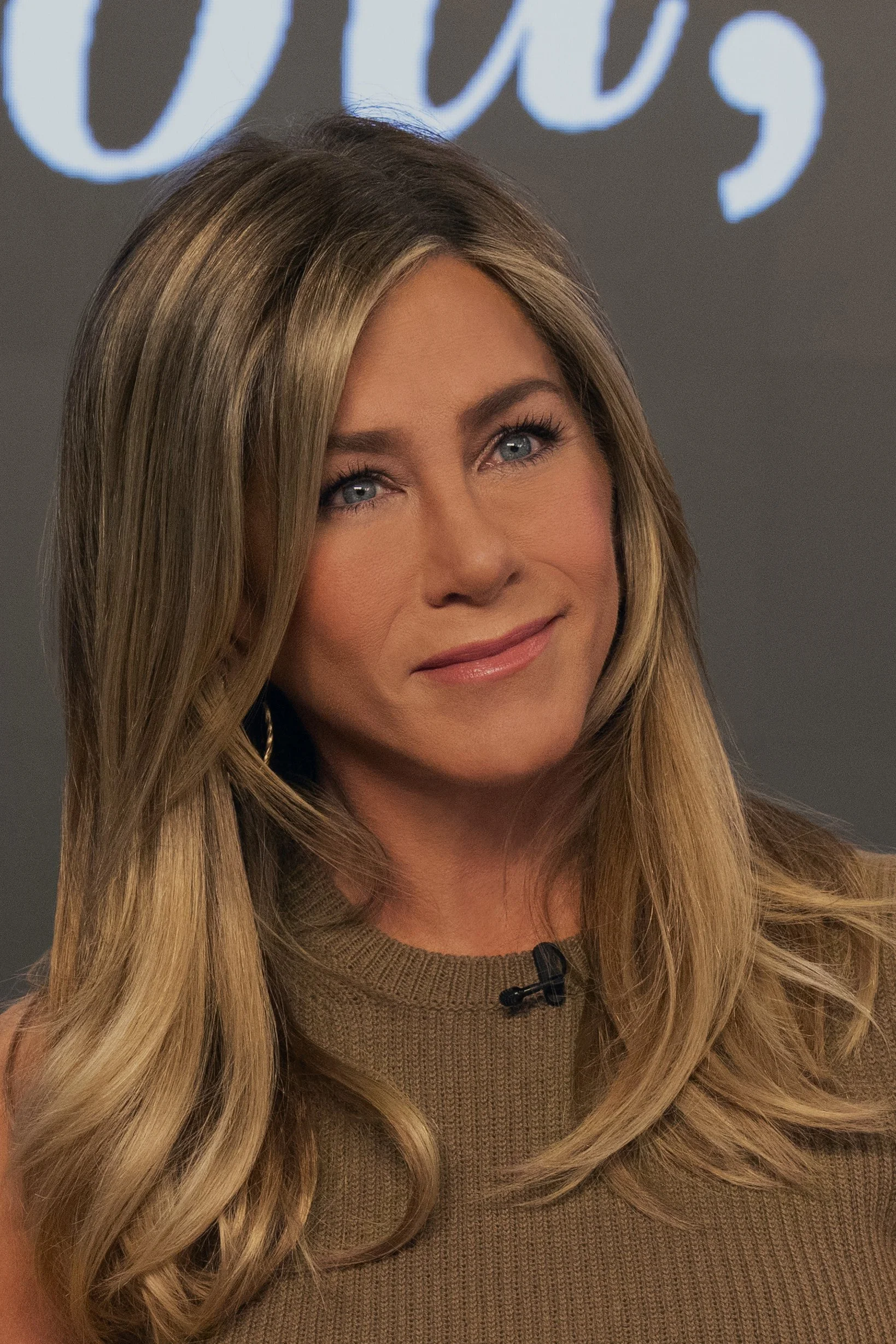  Alex Levy in NLJ’s Twist Oval Hoops. 