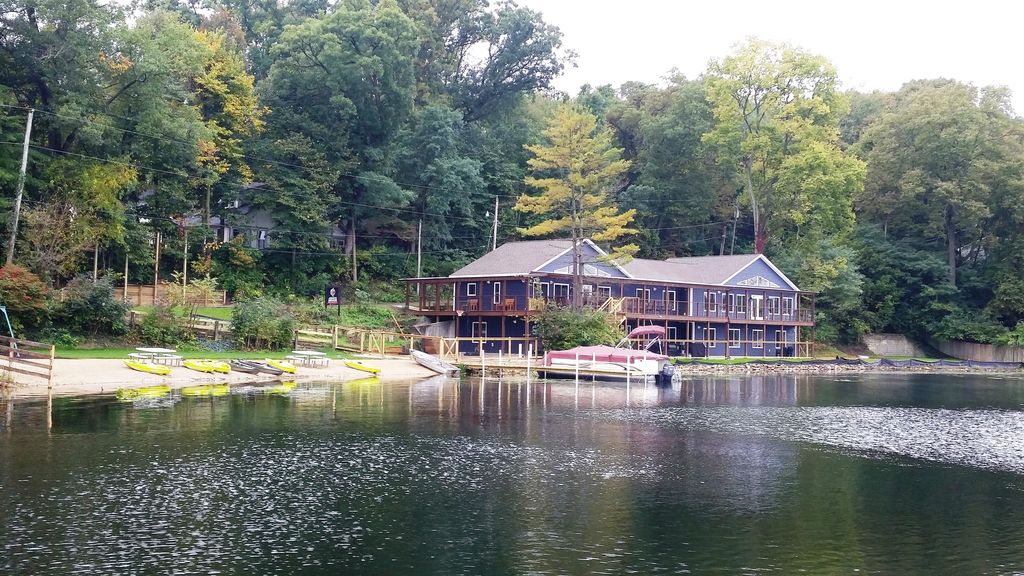 Pontoon Boat Pkg inc. 25' pontoon, 7 kayaks, row boat. Barrier-free dock access!