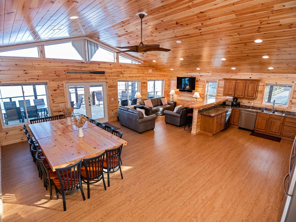 Great Room has comfy leather seating for 8 with 55" 4K TV, Yamaha soundbar.