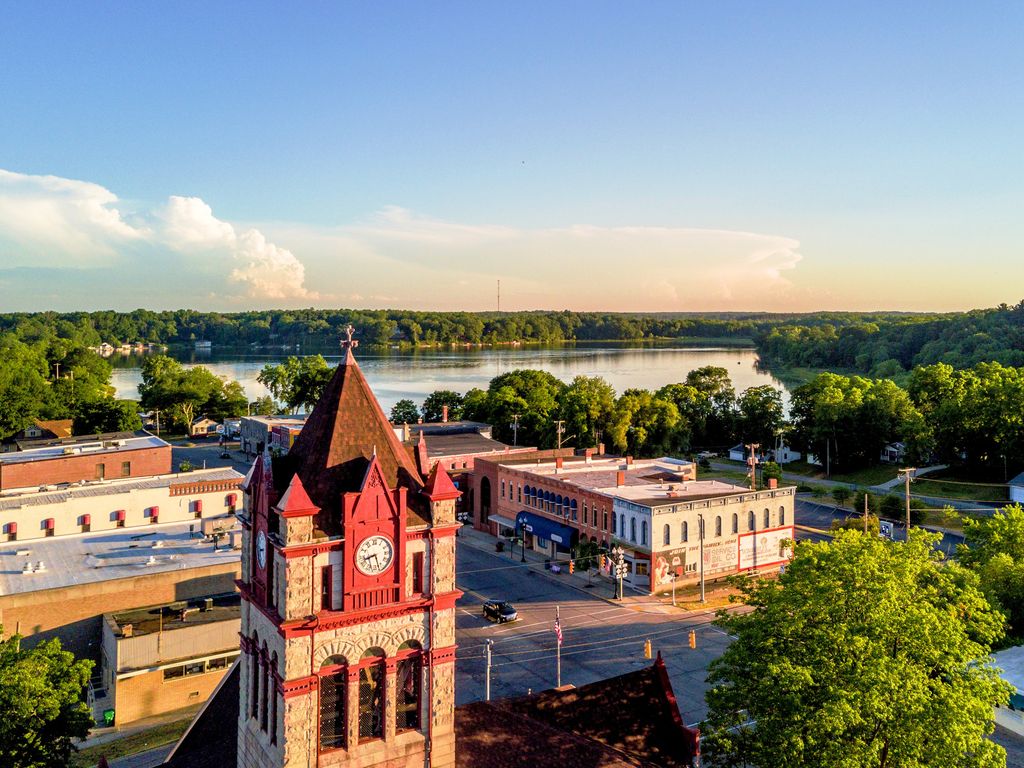 Downtown Cassopolis with nearby Stone Lake - close to shopping, food, etc.