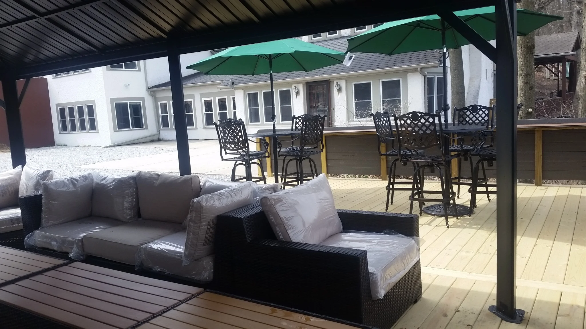 The new deck is right outside the Woodlands Lodge front entrance — only a few steps to refill on drinks & food.