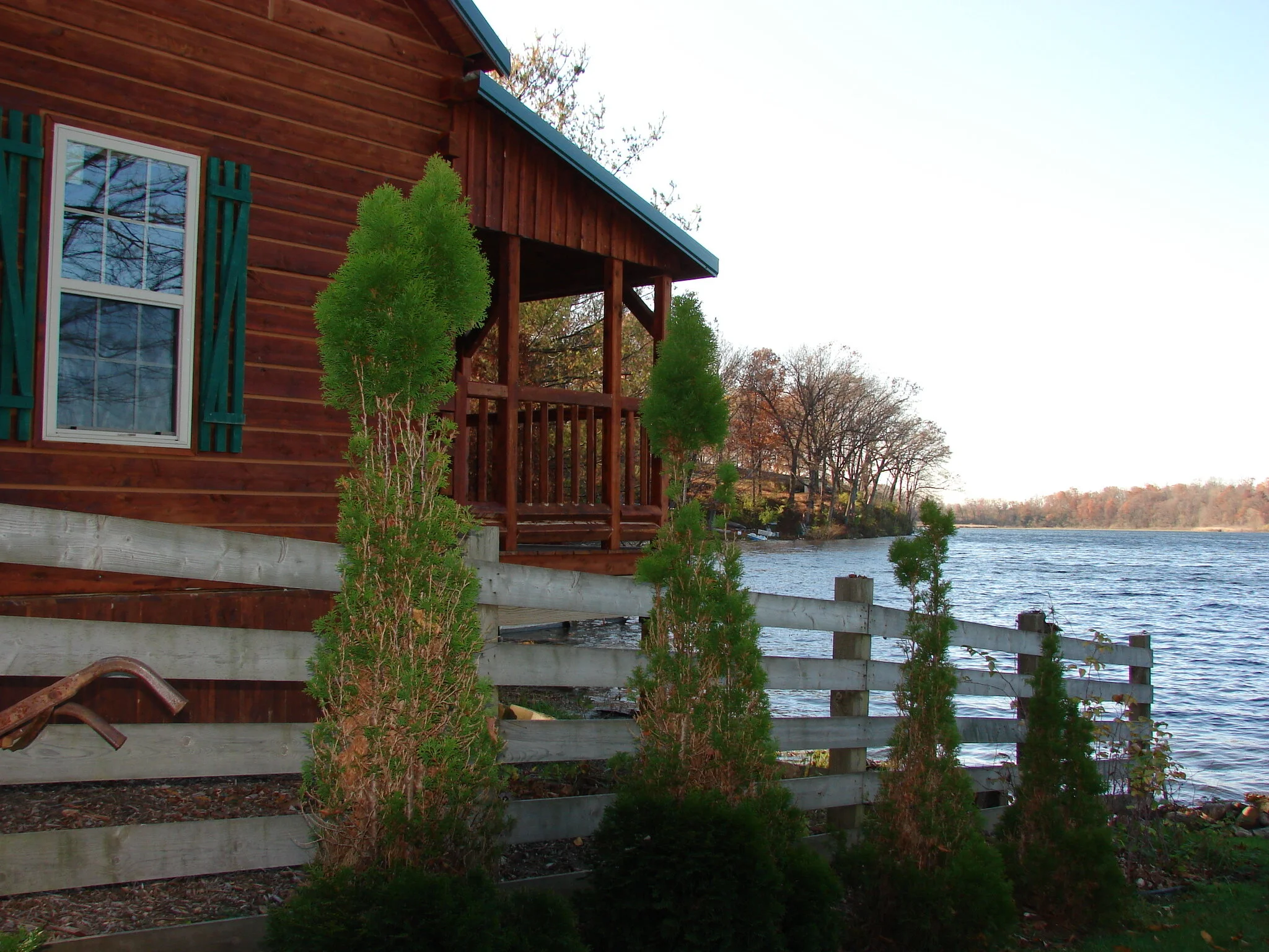  This fall photo shows just how close the log cabin is to the shoreline of Stone Lake. 