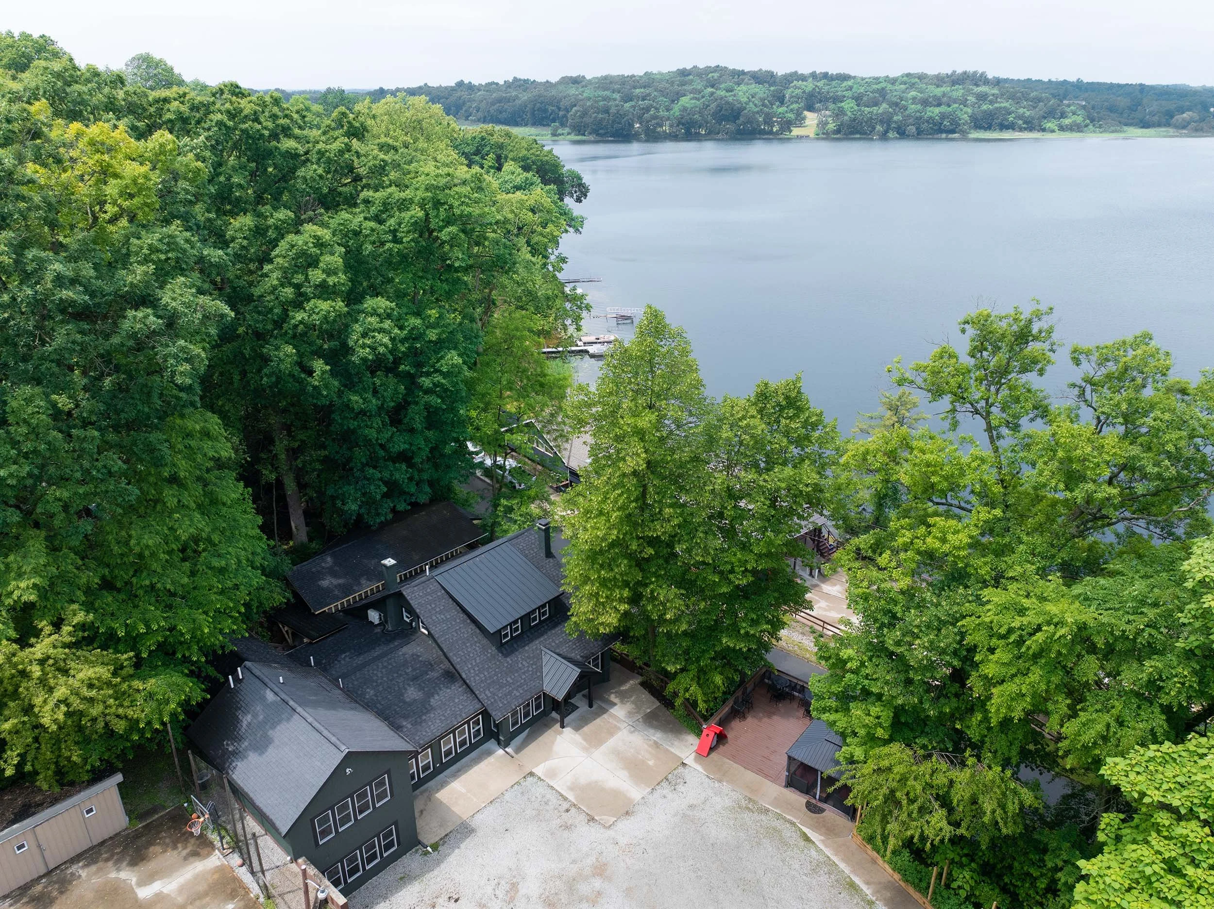  The sprawling Woodlands Lodge has 8BR, 8BA, a 450ft² Gathering-Game Room, and commanding views of Stone Lake. 