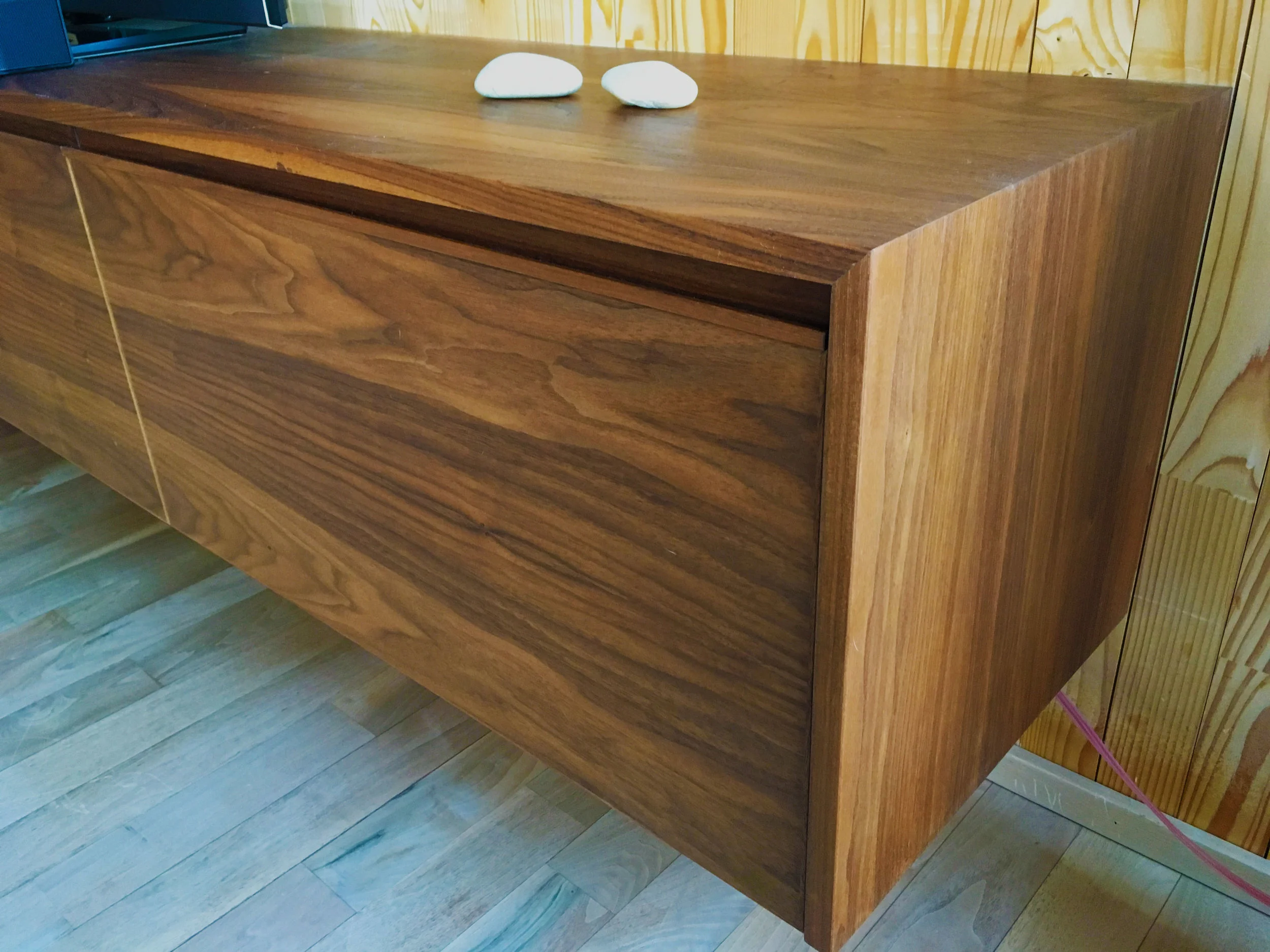Oiled_Walnut_tv_cabinet_2.jpg