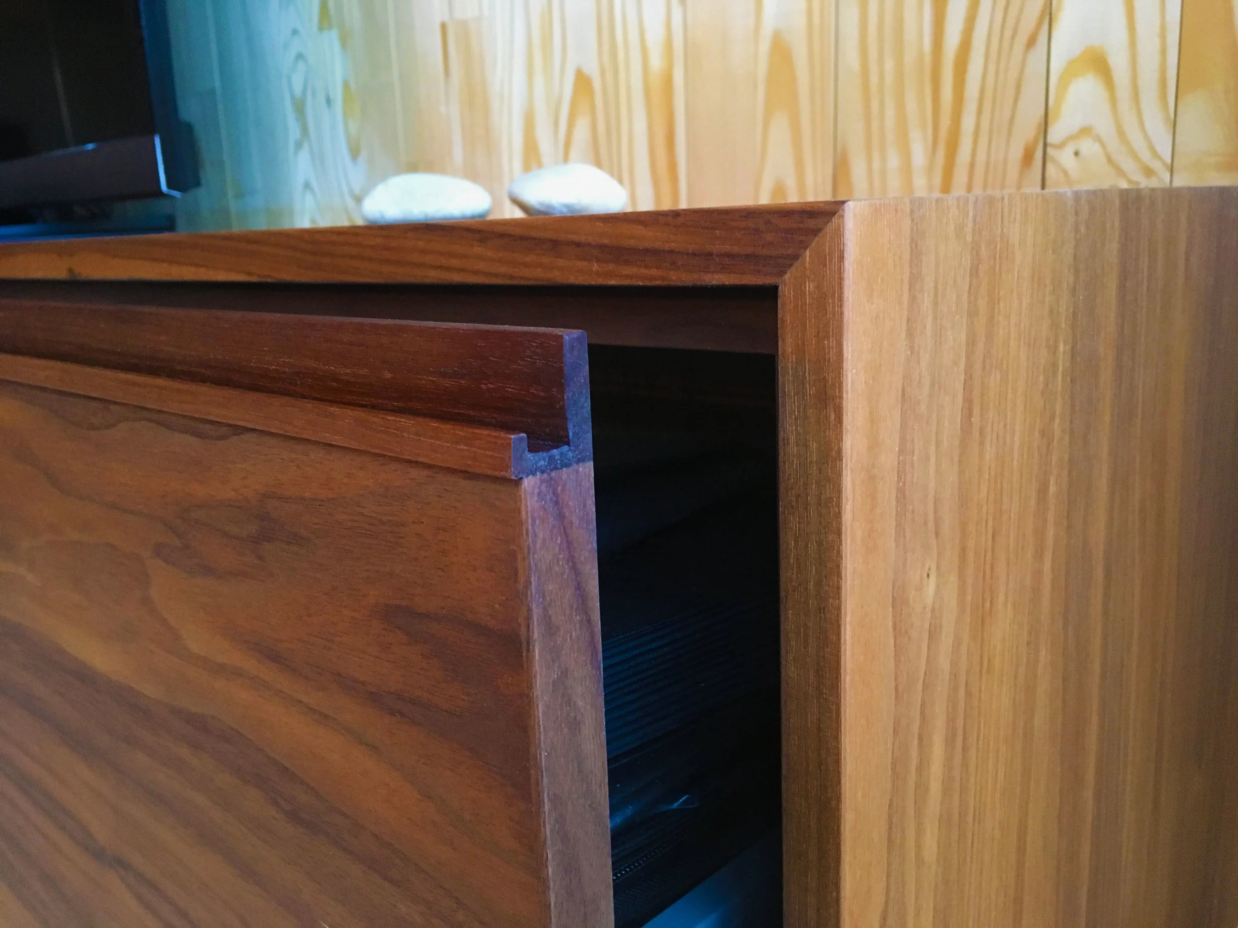 Oiled_Walnut_tv_cabinet_5.jpg