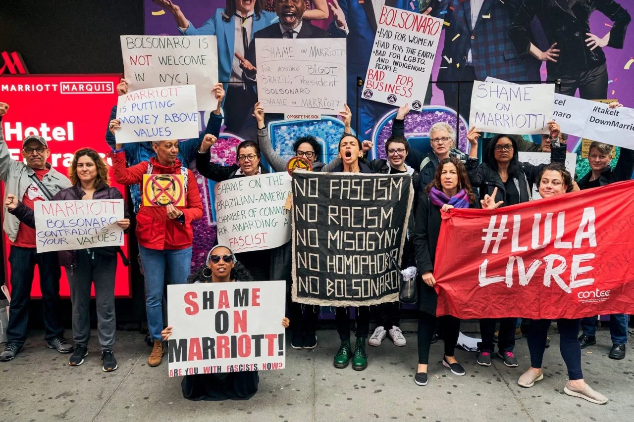 Ativistas protestam contra o Hotel Marriott Marquis Hotel no quinto dia consecutivo, contra a Camara de Comercio Brasil-EUA que premiaria Jair Bolsonaro #nóscancelamosBolsonaro Foto: George Day/ Rise and Resist