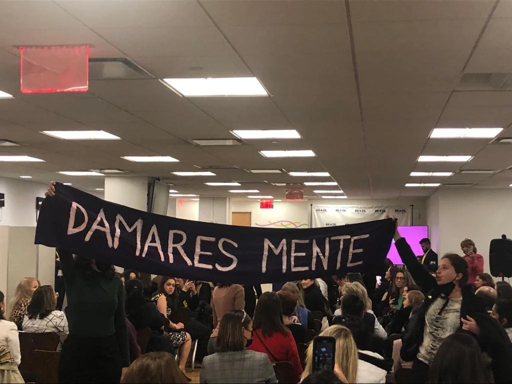 Ministra Damares mente, Dep. Federal José Medeiros agride mulheres ativistas em evento para mulheres no Consulado de Nova York