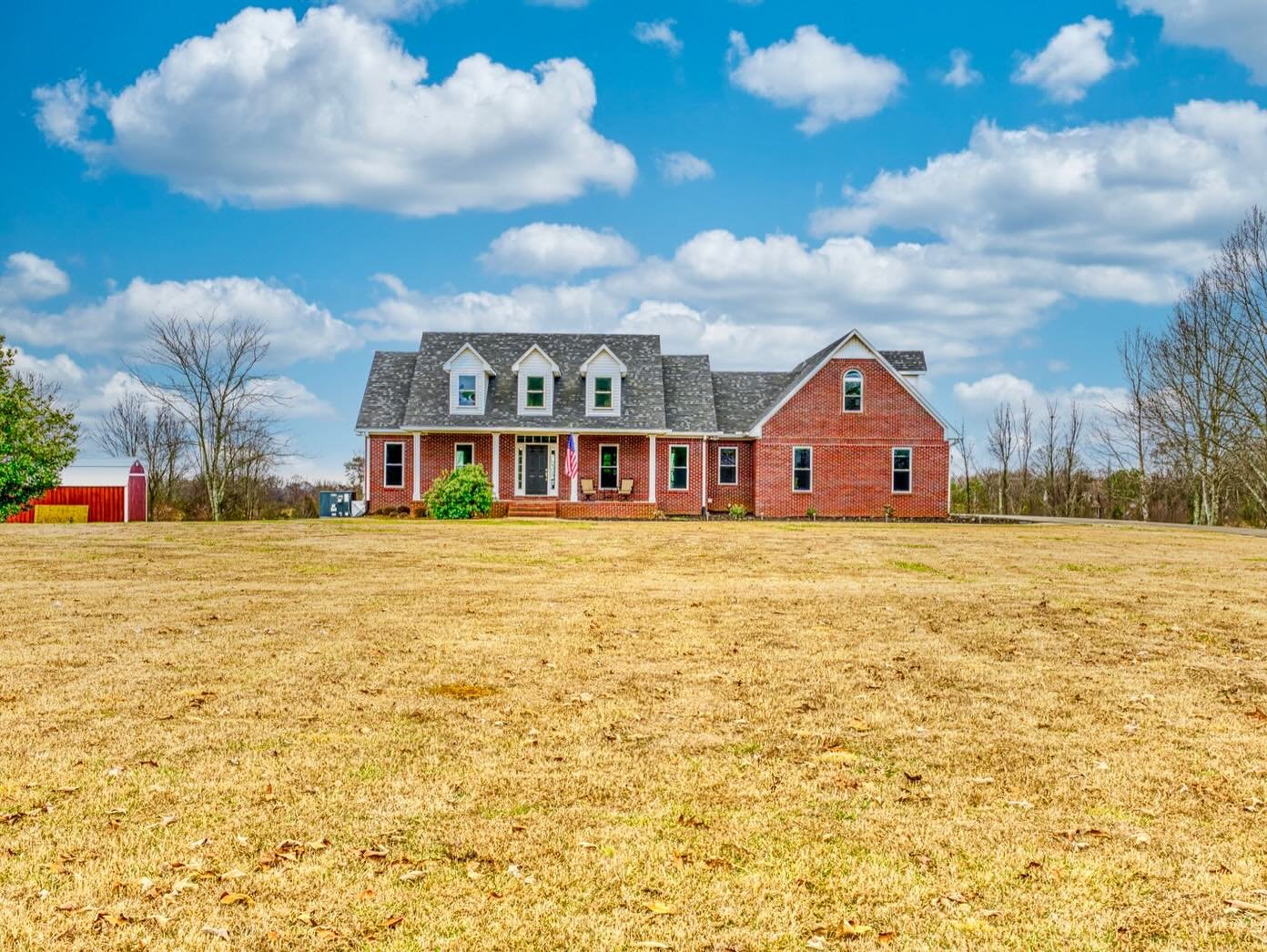This stunning property checks all the boxes for any family&hellip;

✅ 4 bedrooms
✅ 4 baths
✅ 3,754 square feet
✅ Sits on 8 beautiful acres within 15 minutes of all the amenities you could need in Florence!
✅ Two separate kitchen and living areas on t